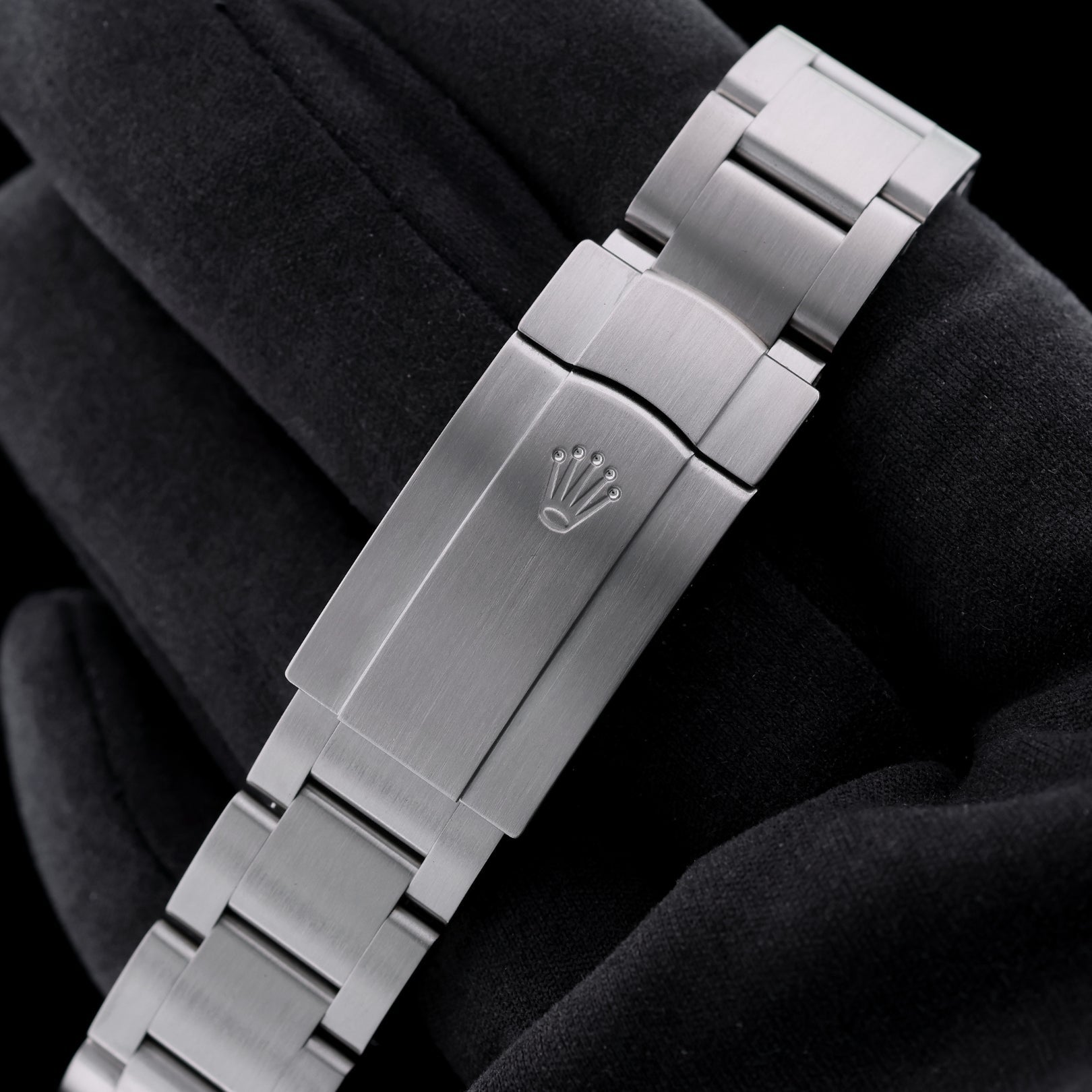 Rolex Oyster Perpetual 39, Black Dial, Ref. 114300, 07 - 2018, B+P - LUXUHRIA