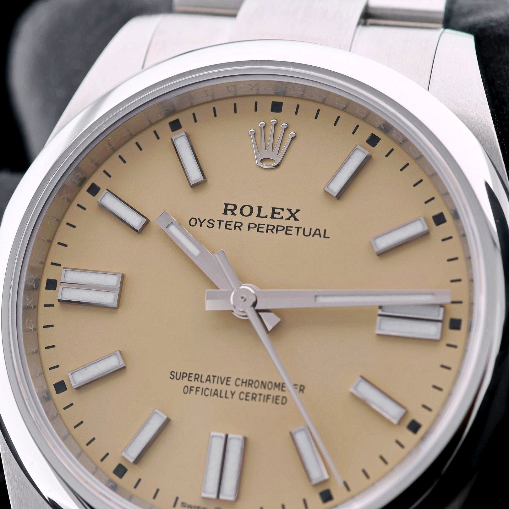 Rolex Oyster Perpetual 41, Beige Dial, ungetragen, Ref. 134300, 2025, B+P - LUXUHRIA