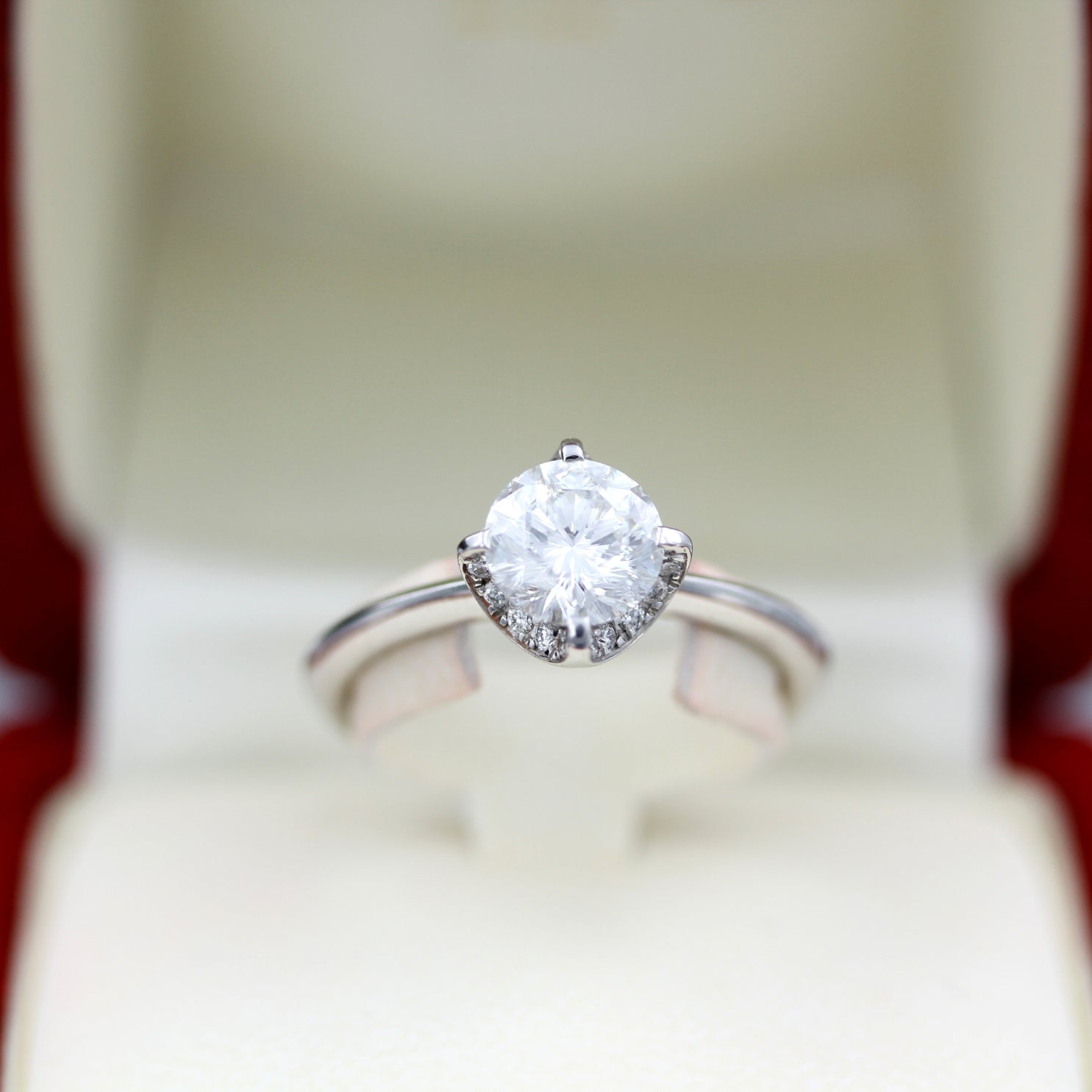 Wempe BY KIM, Ring Splendora, 18kt Weißgold, 1 Diamant WEMPE Cut 1.50ct, 20 Brillanten 0.15ct - LUXUHRIA