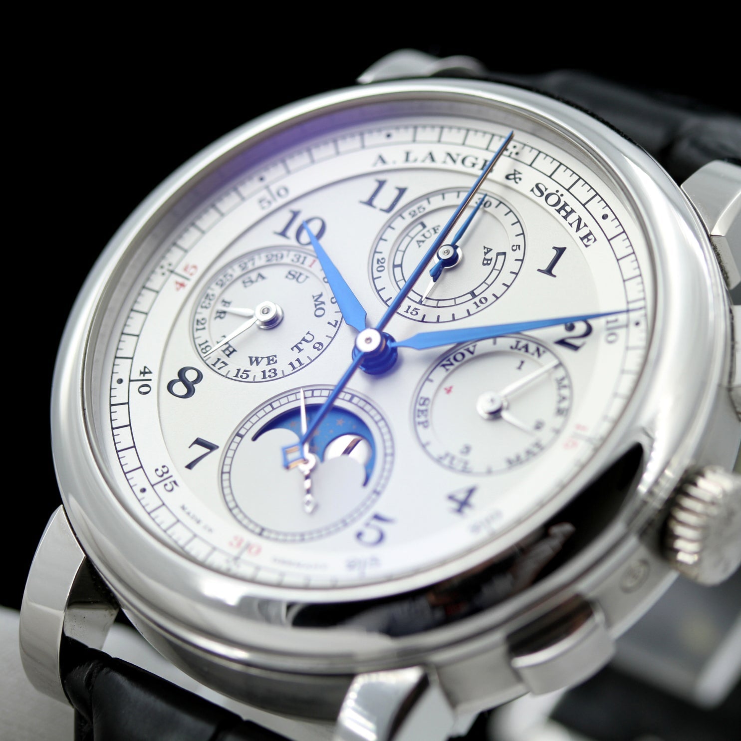 A. Lange & Söhne 1815, Platin Rattrapante 42mm, Perpetual Calendar, Platinschliesse, Ref. 421.025FE, B+P - LUXUHRIA