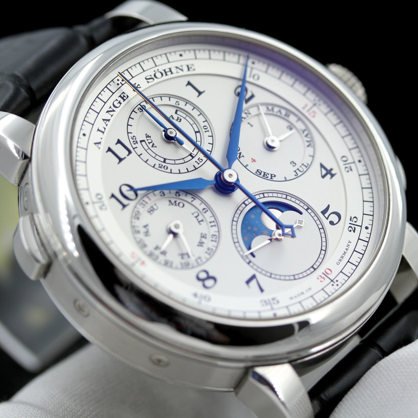 A. Lange & Söhne 1815, Platin Rattrapante 42mm, Perpetual Calendar, Platinschliesse, Ref. 421.025FE, B+P - LUXUHRIA