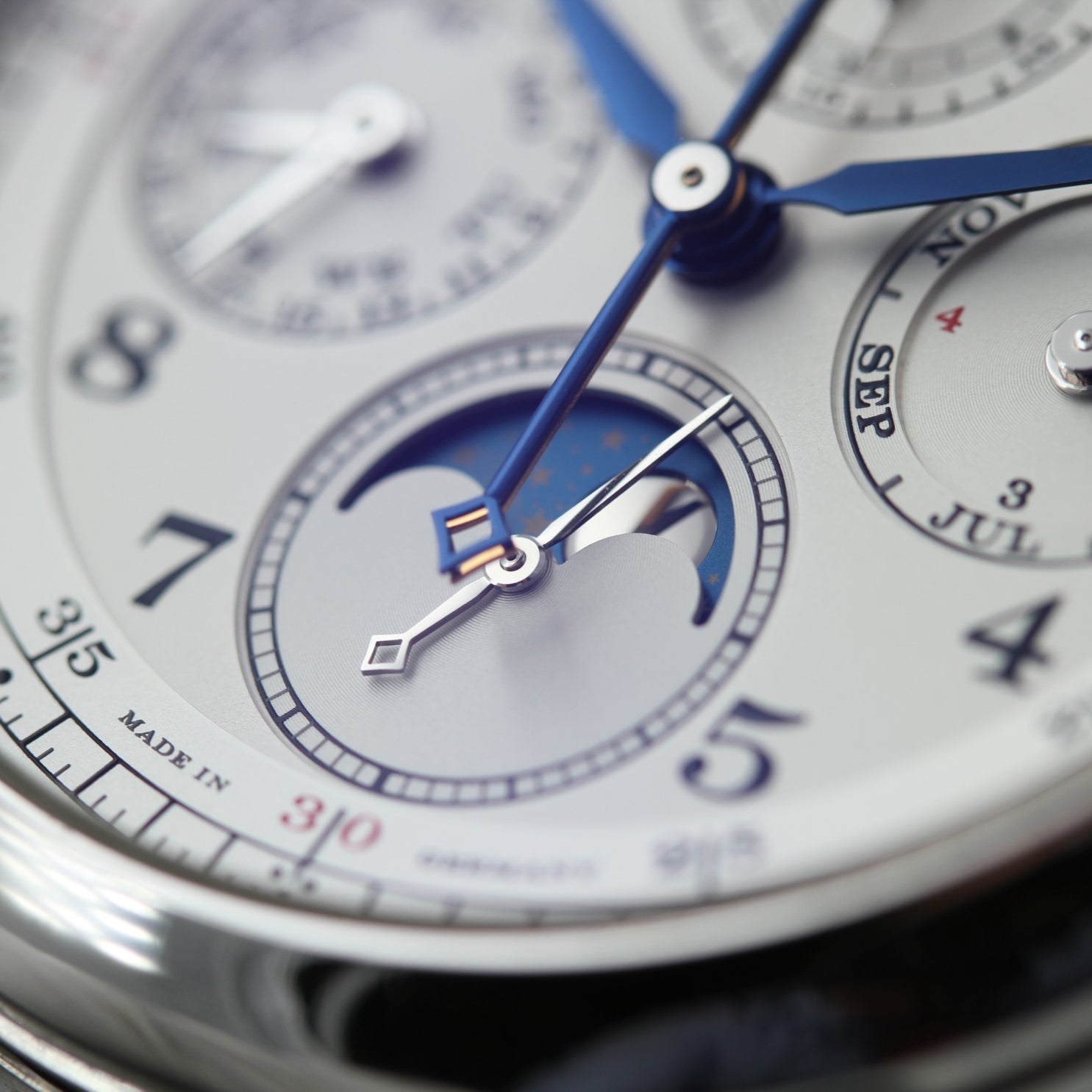 A. Lange & Söhne 1815, Platin Rattrapante 42mm, Perpetual Calendar, Platinschliesse, Ref. 421.025FE, B+P - LUXUHRIA