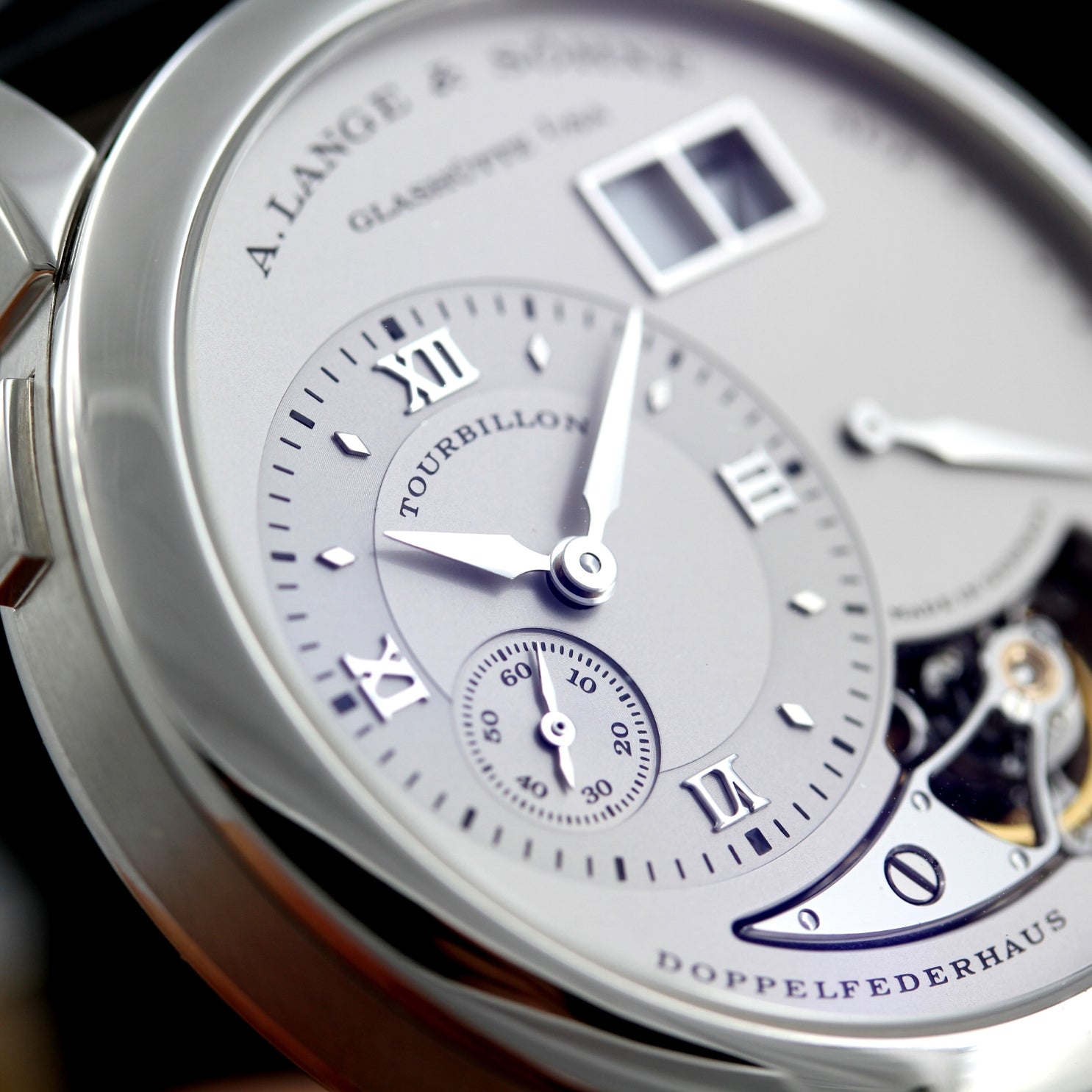 A. Lange & Söhne Lange 1 in Platin, Tourbillon, Limited 1XX of 150, Ref. 704.025, ALS-Service 08-2023, Box+Papiere - LUXUHRIA