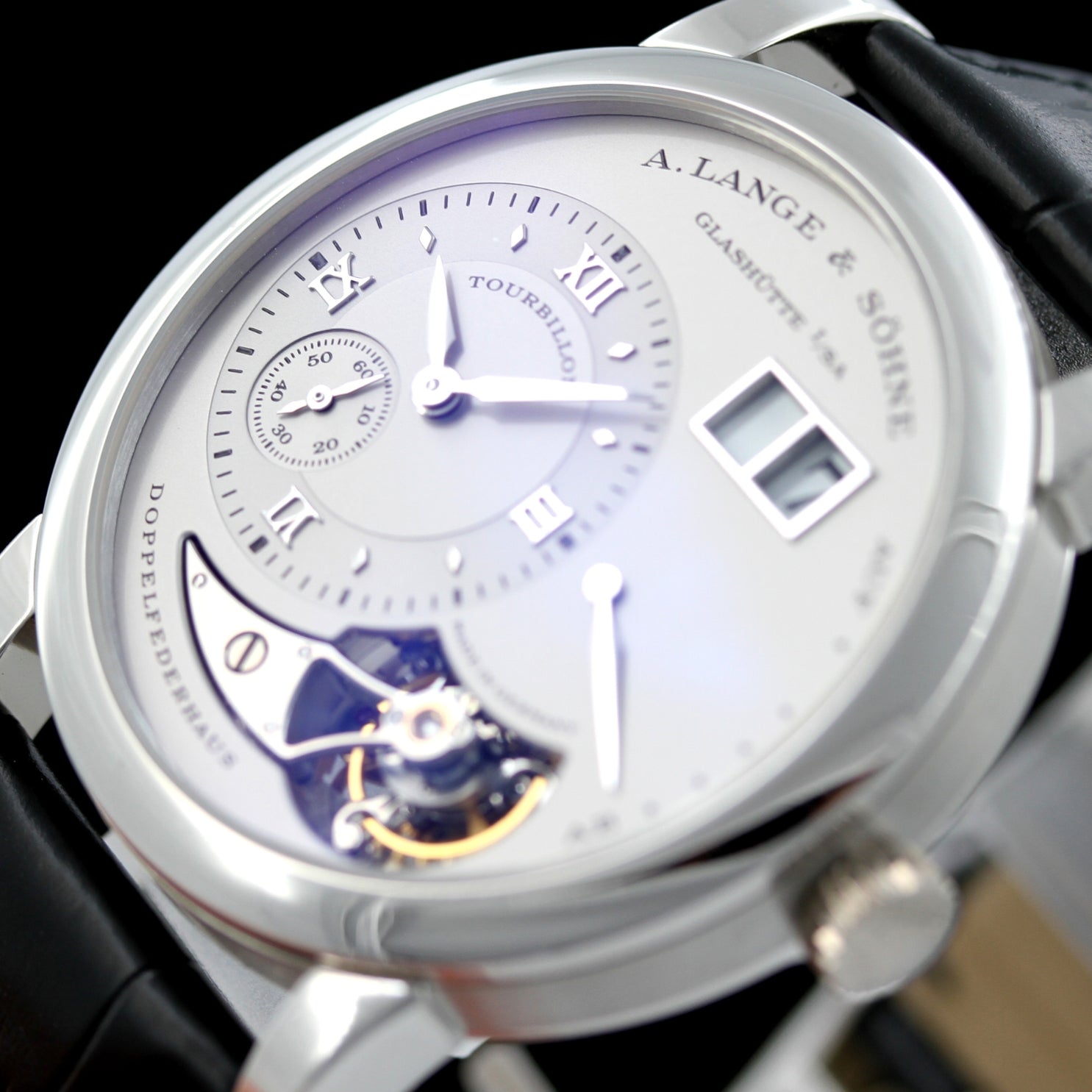 A. Lange & Söhne Lange 1 in Platin, Tourbillon, Limited 1XX of 150, Ref. 704.025, ALS-Service 08-2023, Box+Papiere - LUXUHRIA