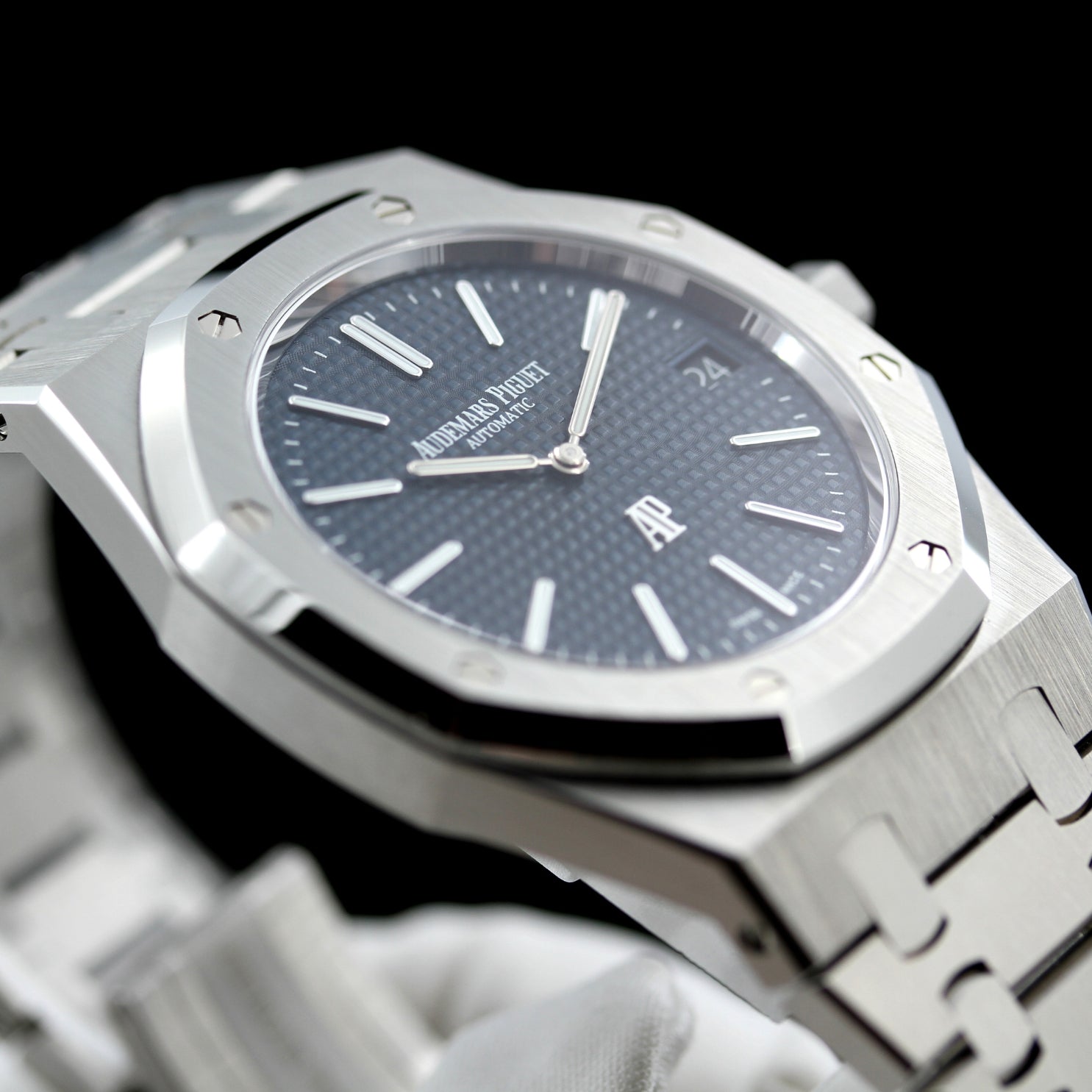 Audemars Piguet Royal Oak Jumbo "50th Anniversary" Extra - thin, 39 mm, Ref. 16202ST.OO.1240ST.01, B+P 2023 - LUXUHRIA