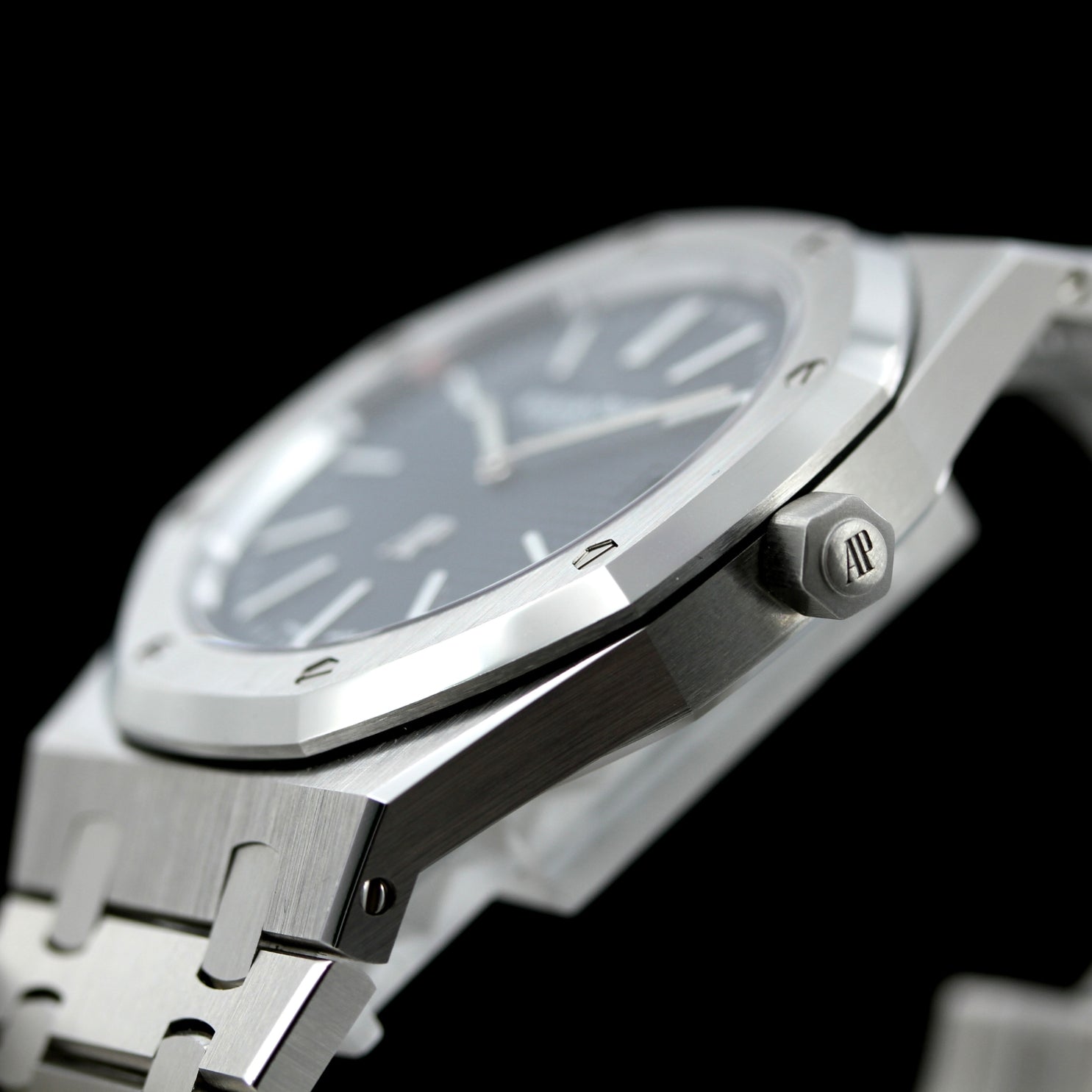 Audemars Piguet Royal Oak Jumbo "50th Anniversary" Extra - thin, 39 mm, Ref. 16202ST.OO.1240ST.01, B+P 2023 - LUXUHRIA