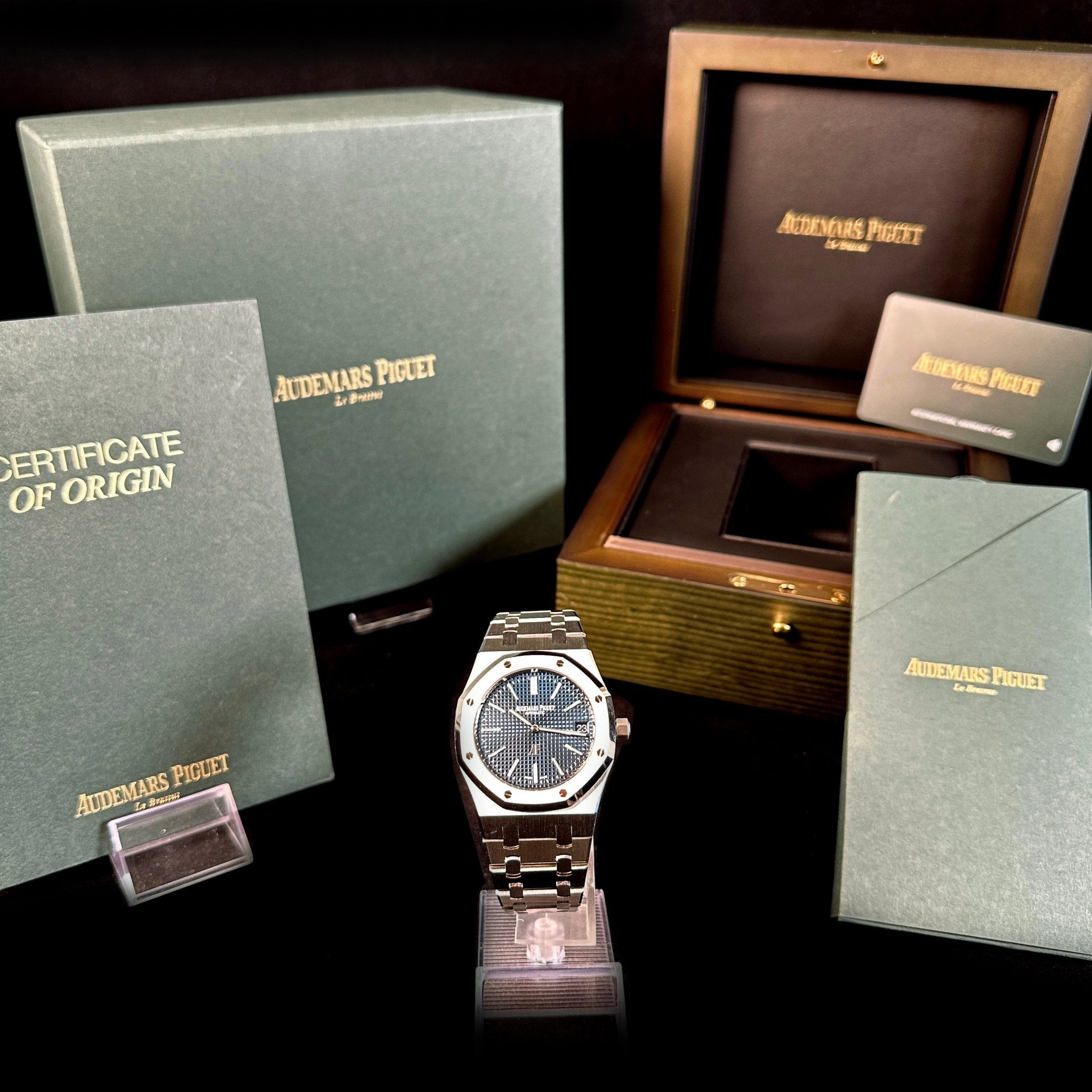 Audemars Piguet Royal Oak Jumbo "50th Anniversary" Extra - thin, 39 mm, Ref. 16202ST.OO.1240ST.01, B+P 2023 - LUXUHRIA