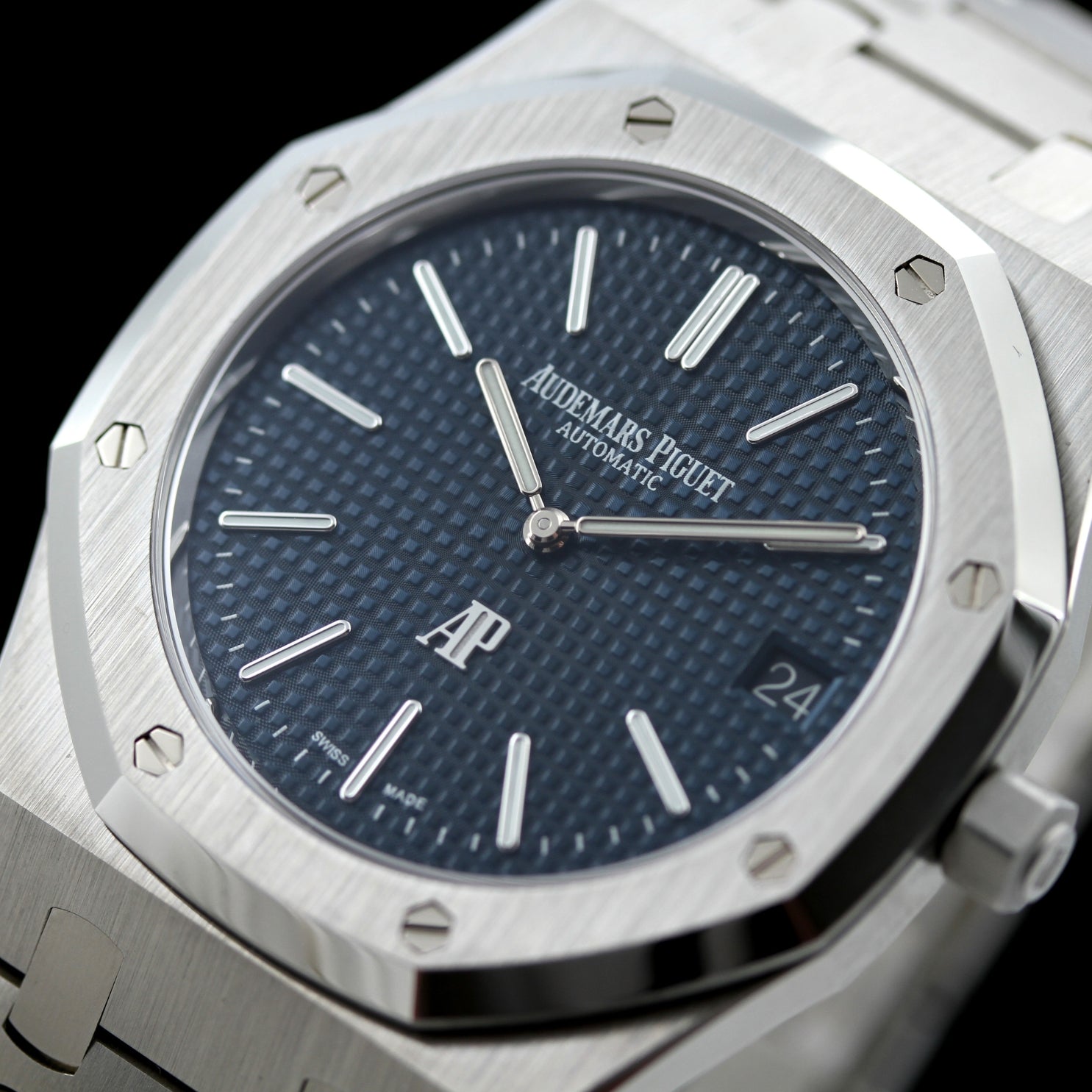 Audemars Piguet Royal Oak Jumbo "50th Anniversary" Extra - thin, 39 mm, Ref. 16202ST.OO.1240ST.01, B+P 2023 - LUXUHRIA