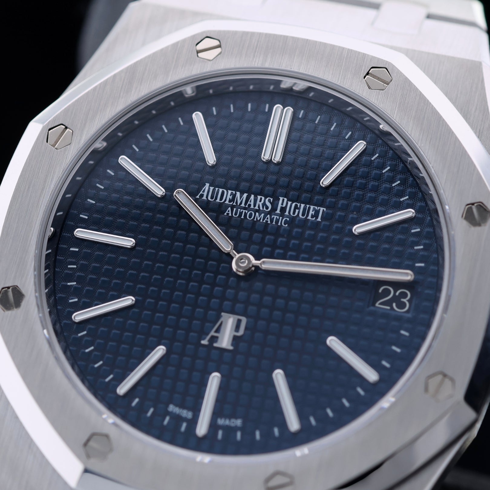 Audemars Piguet Royal Oak "Jumbo" Extraflach, Ref. 15202ST.OO.1240ST.01.A, B+P - LUXUHRIA