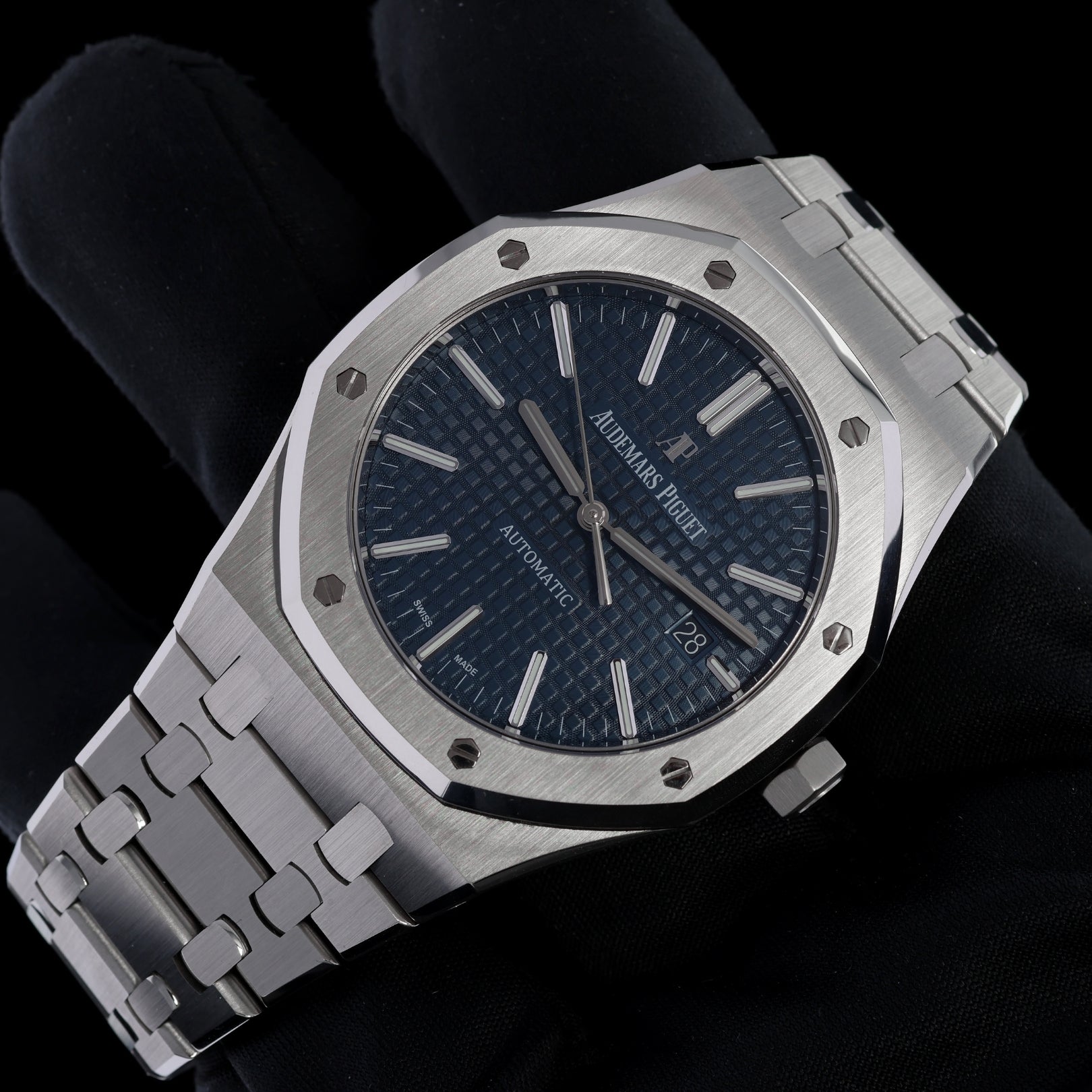 Audemars Piguet Royal Oak Selfwinding, Blue Dial, Ref. 15400ST.OO.1220ST.03, 11 - 2015, B+P - LUXUHRIA