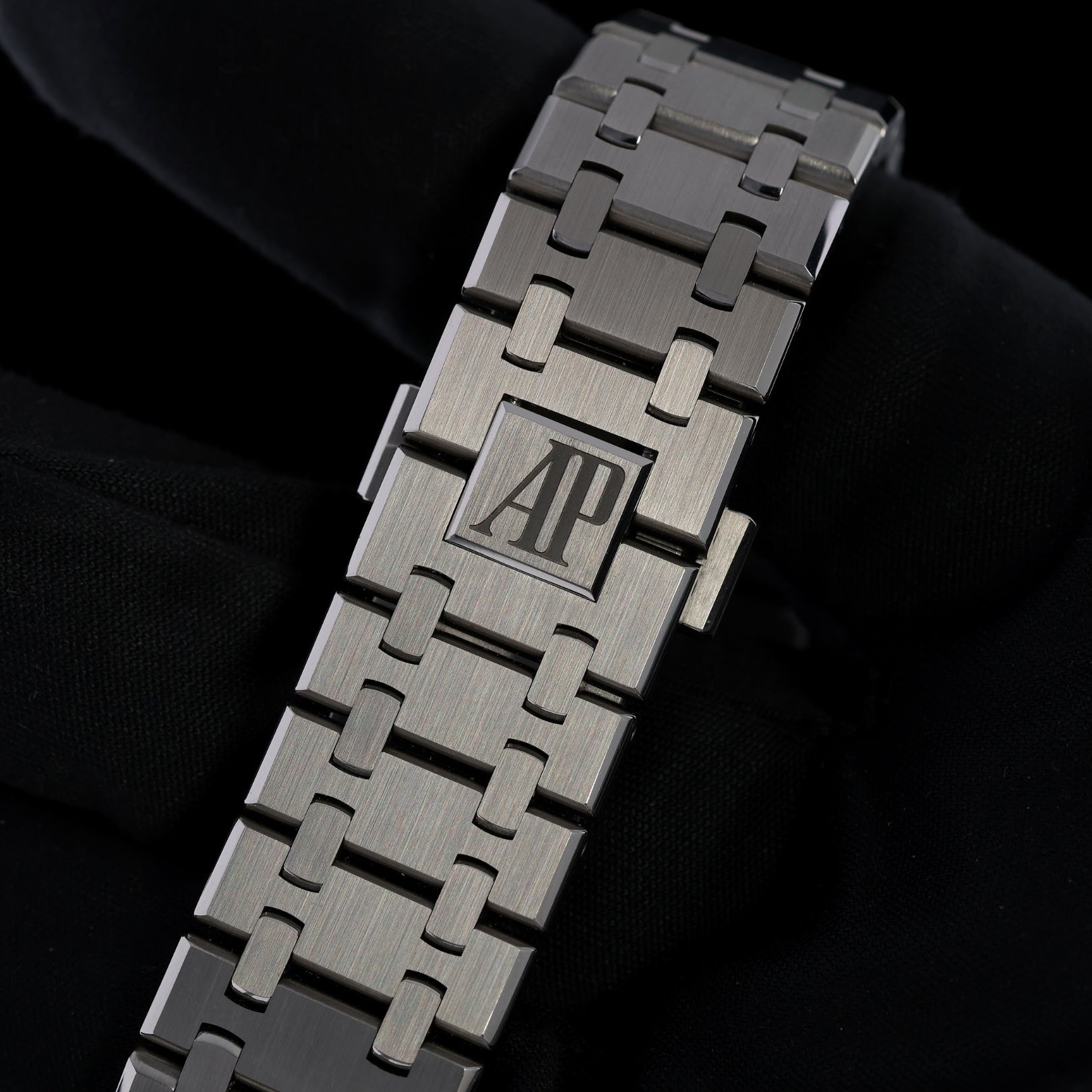 Audemars Piguet Royal Oak Selfwinding, Blue Dial, Ref. 15400ST.OO.1220ST.03, 11 - 2015, B+P - LUXUHRIA