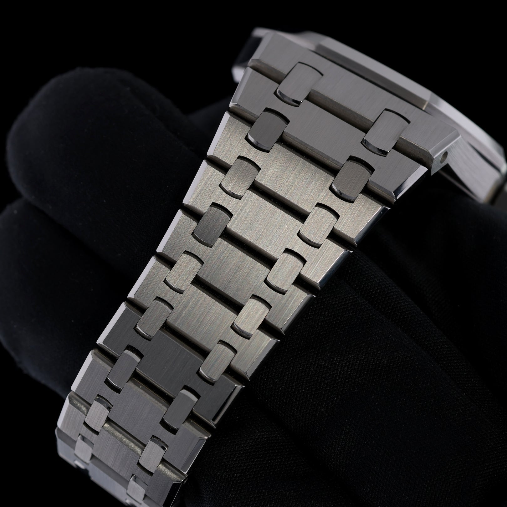 Audemars Piguet Royal Oak Selfwinding, Blue Dial, Ref. 15400ST.OO.1220ST.03, 11 - 2015, B+P - LUXUHRIA