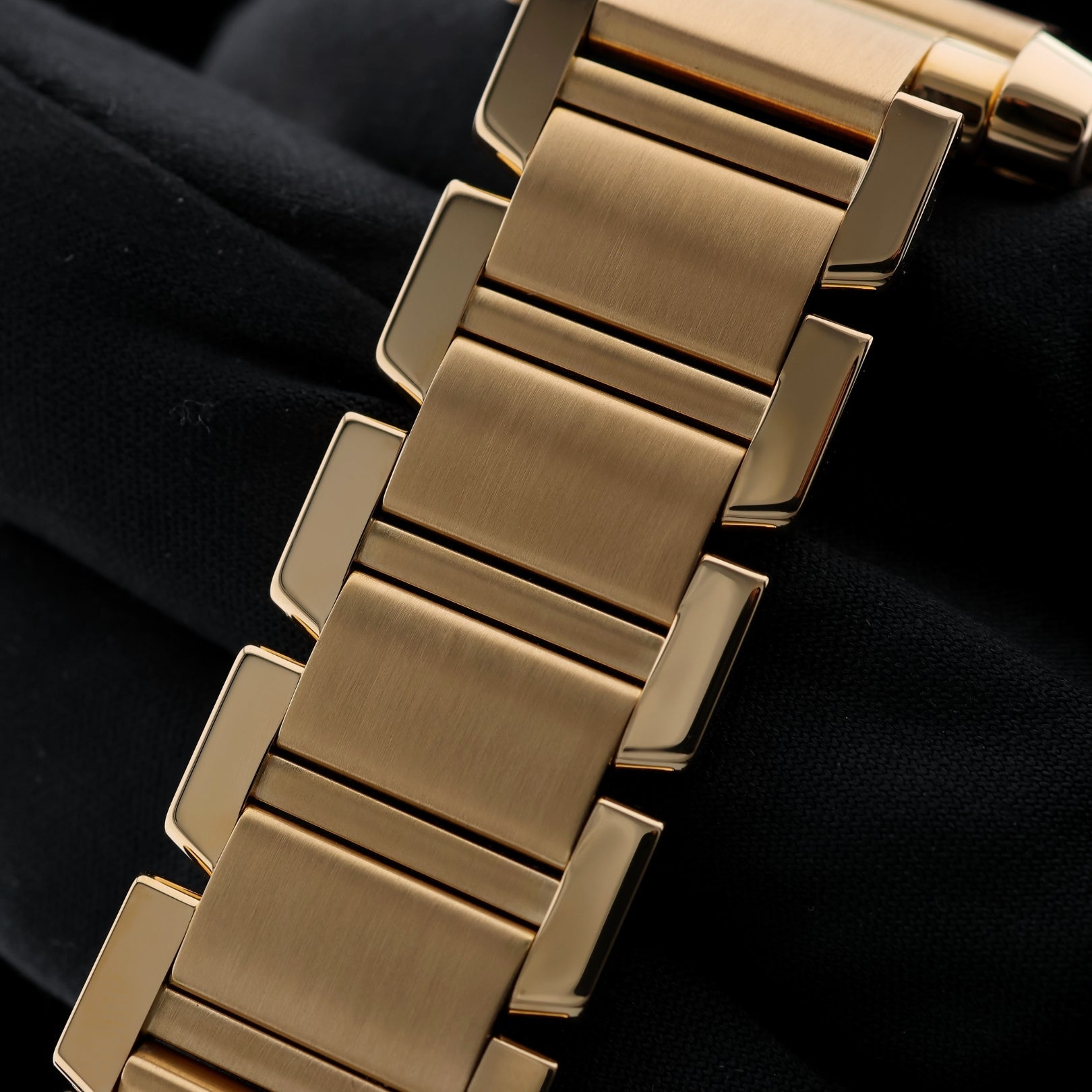 Cartier Tank Française Chronoflex, Chronograph, Gelbgold, 28x36mm, Cartier - Service 2023, Ref. 1830, B+P - LUXUHRIA