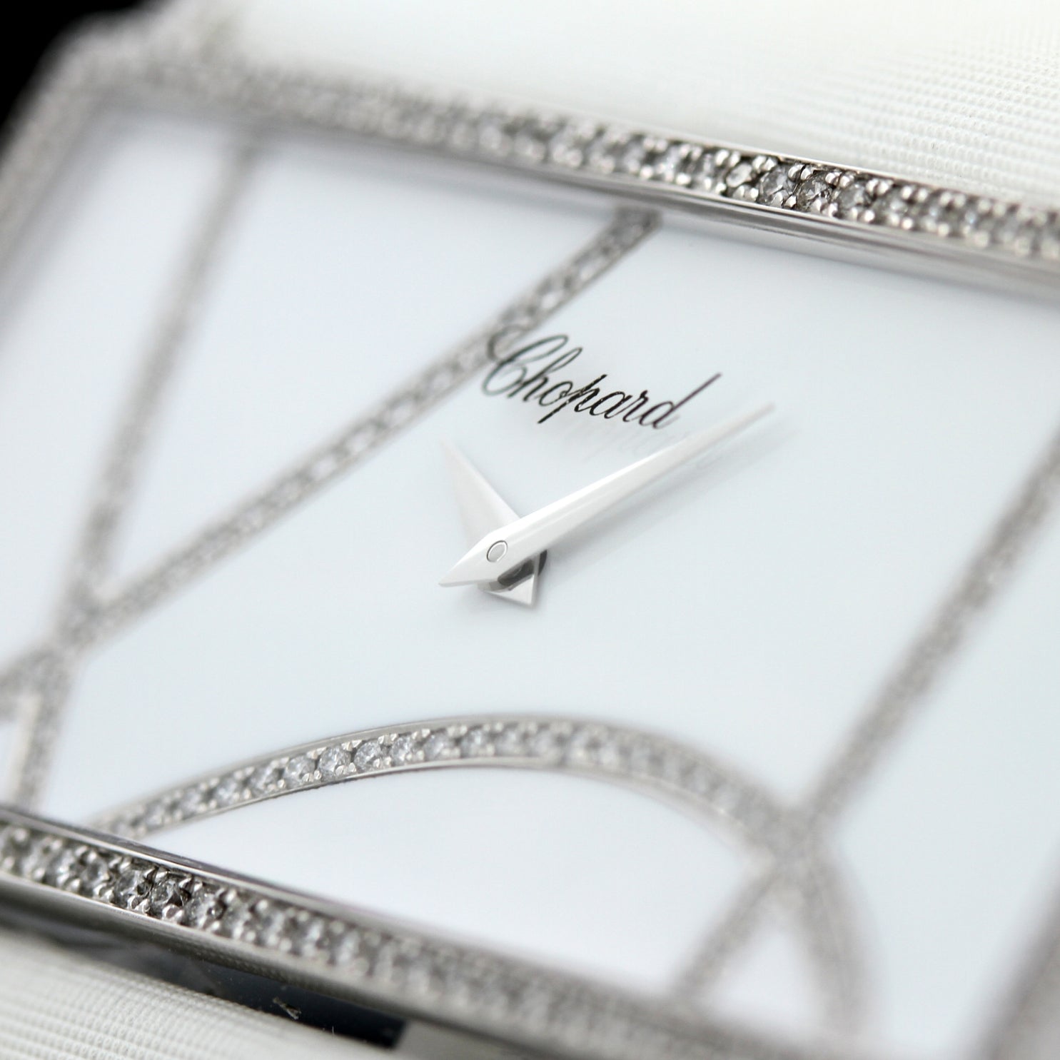 Chopard Ladies Classic, Diamond Rectangle, 18kt Weissgold, 240 Diamonds, Enamel Dial, 43x20.5mm, Ref. 139130-1001, B+P - LUXUHRIA