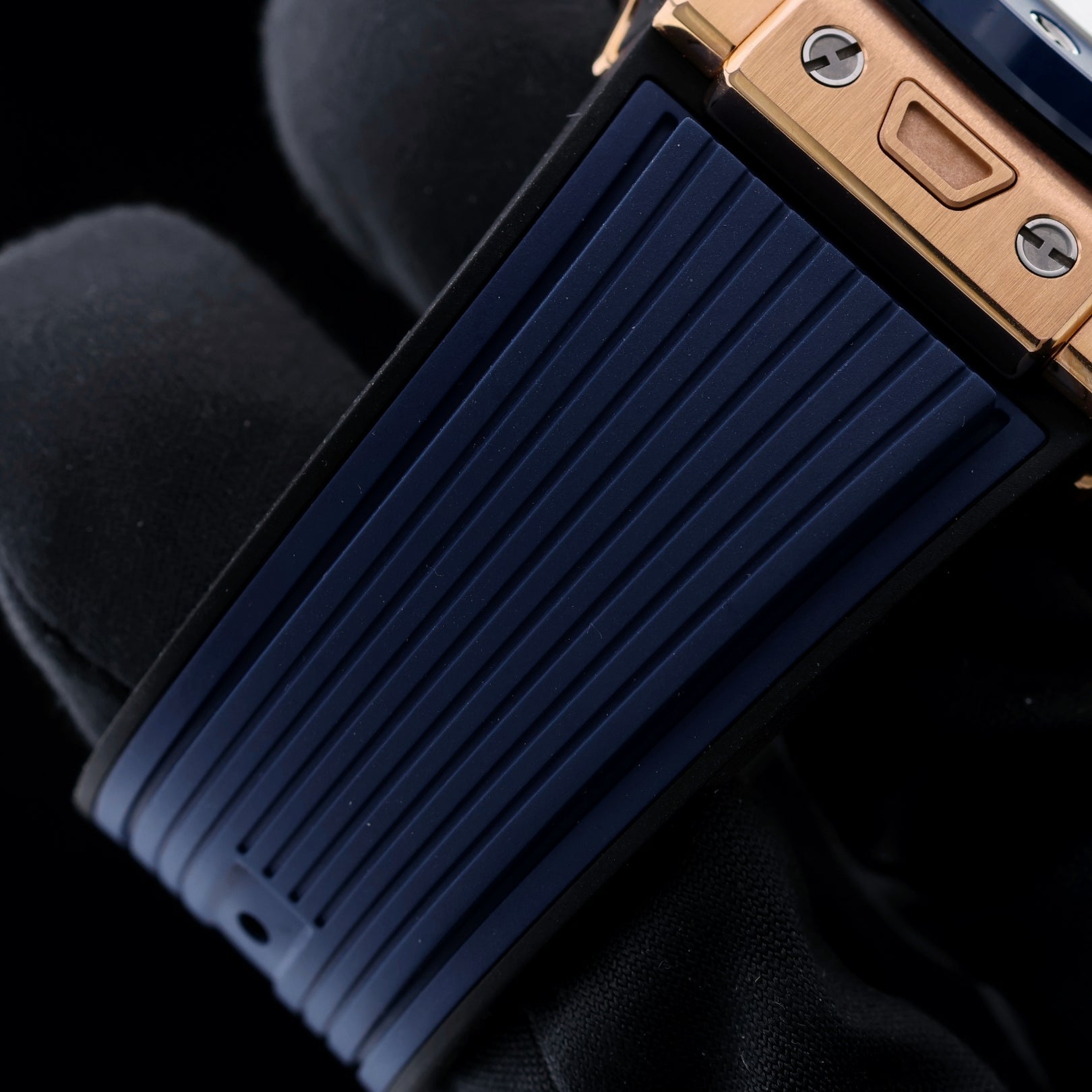 Hublot Big Bang Unico, King Gold Blue, Erstkaufrechnung, Ref. 441.OL.5181.RX, mit Box & digitalem Zertifitkat - LUXUHRIA