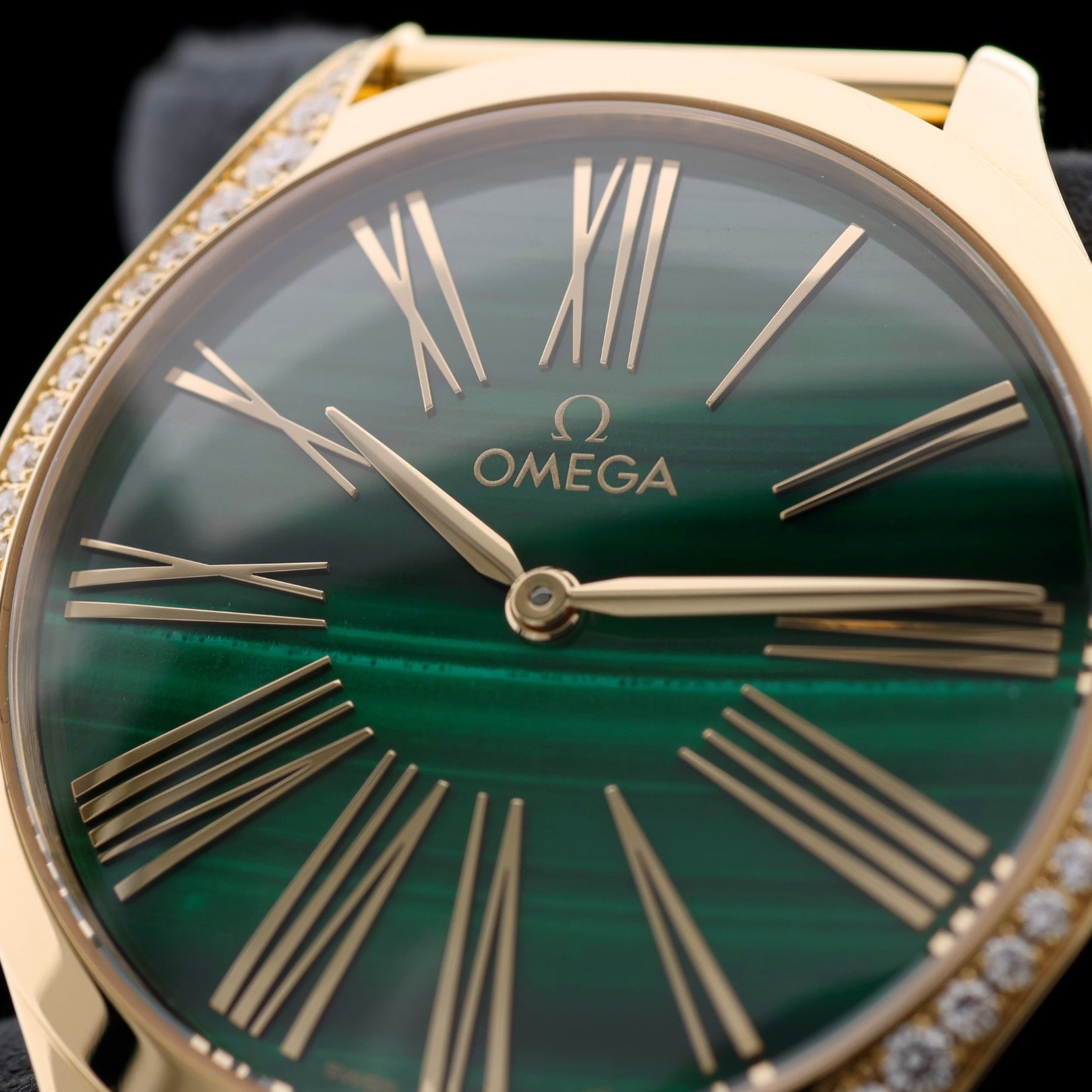 Omega De Ville Trésor, Moonshine™‑Gold, Malachit Zifferblatt, Ref. 428.55.36.60.99.003, B+P - LUXUHRIA