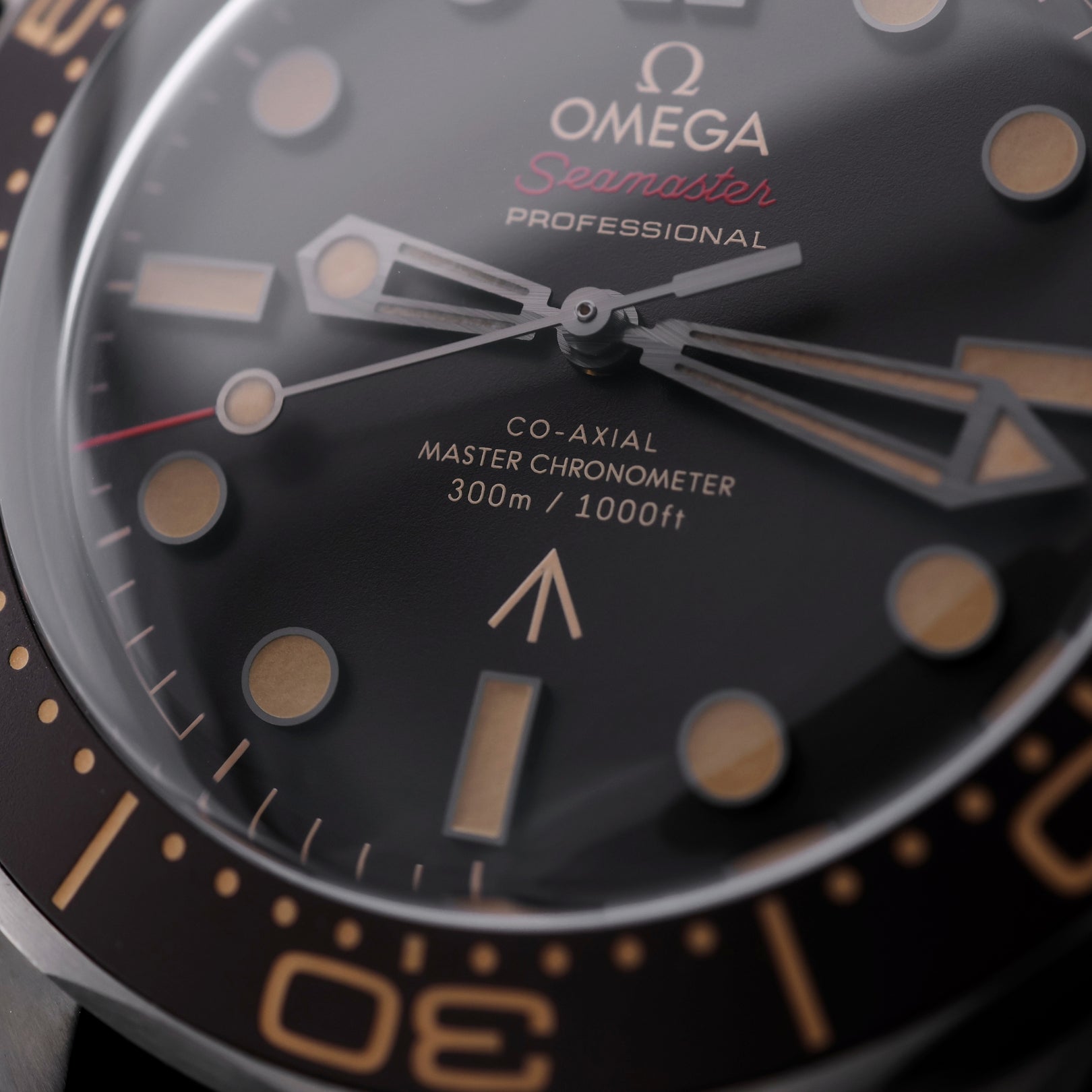 Omega Seamaster Diver 300M, "007 James Bond" Edition, Titan, NATO - Band, Ref. 210.92.42.20.01.001, 2020, B+P - LUXUHRIA