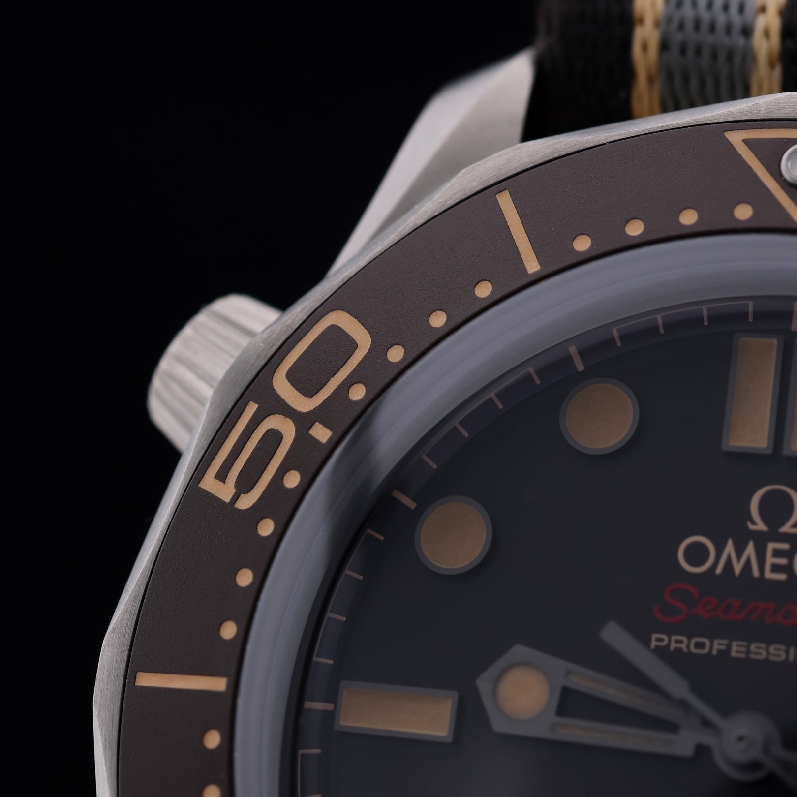 Omega Seamaster Diver 300M, "007 James Bond" Edition, Titan, NATO - Band, Ref. 210.92.42.20.01.001, 2020, B+P - LUXUHRIA