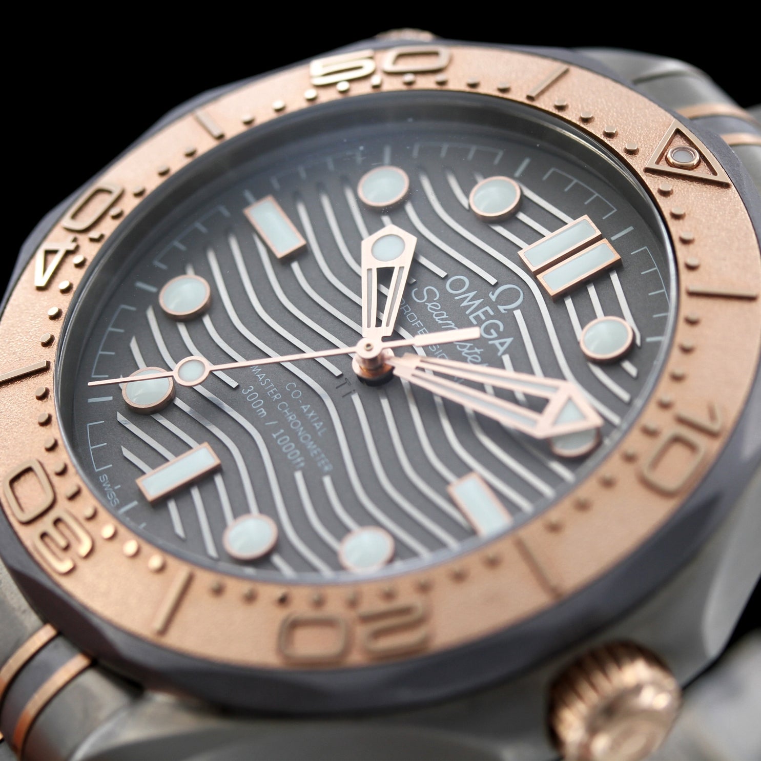 Omega Seamaster Diver Titan-Tantal Sedna Gold, limited 2.500 pcs, Ref. 210.60.42.20.99.001 - LUXUHRIA