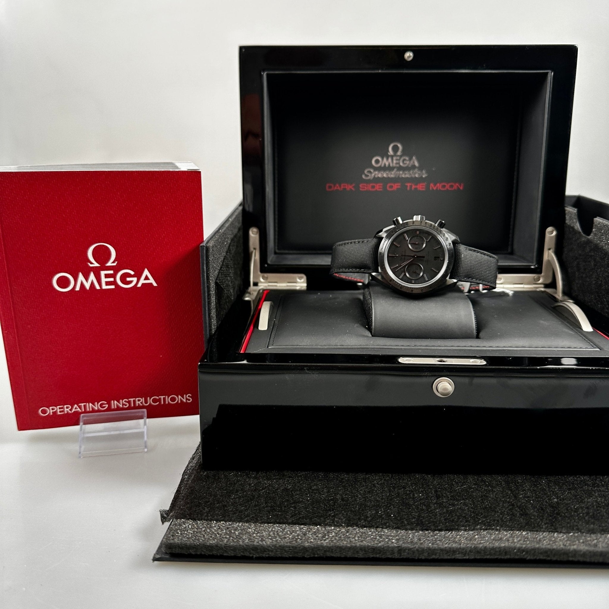 Omega Speedmaster Dark Side Of The Moon 44.25 mm, Keramik, Ref. 311.92.44.51.01.005, B+P - LUXUHRIA