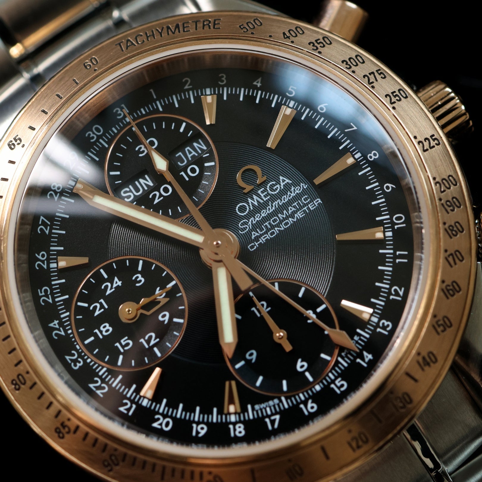 Omega Speedmaster Date / Day‑Date, Black Dial, Rotgold, Ref. 323.21.40.44.01.001, ohne B+P - LUXUHRIA