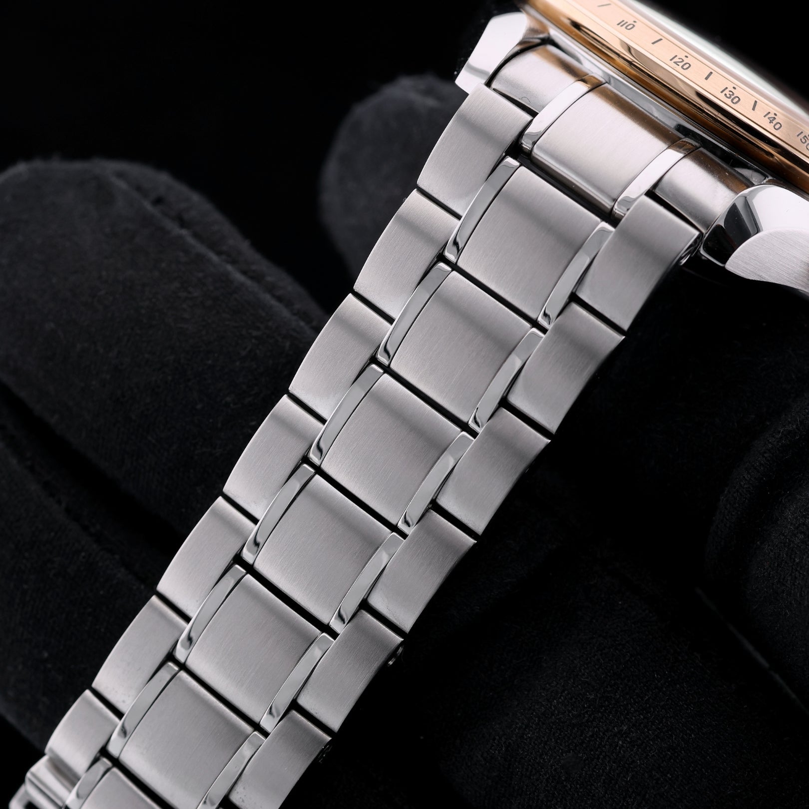 Omega Speedmaster Date / Day‑Date, Black Dial, Rotgold, Ref. 323.21.40.44.01.001, ohne B+P - LUXUHRIA