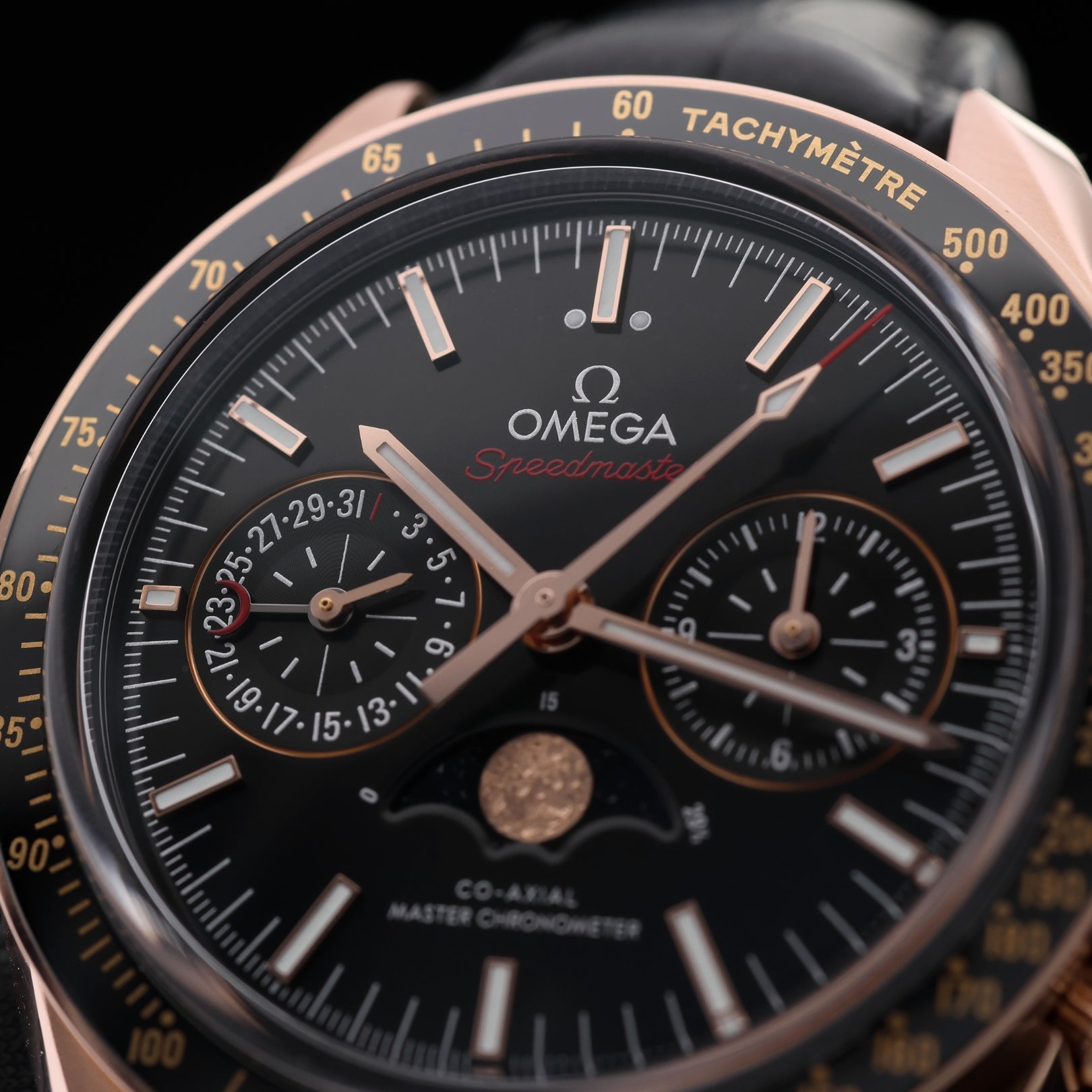 Omega Speedmaster Mondphase, Sedna™‑Gold, 44.25 mm, Lederarmband, Ref. 304.63.44.52.01.001, 07 - 2019, B+P - LUXUHRIA
