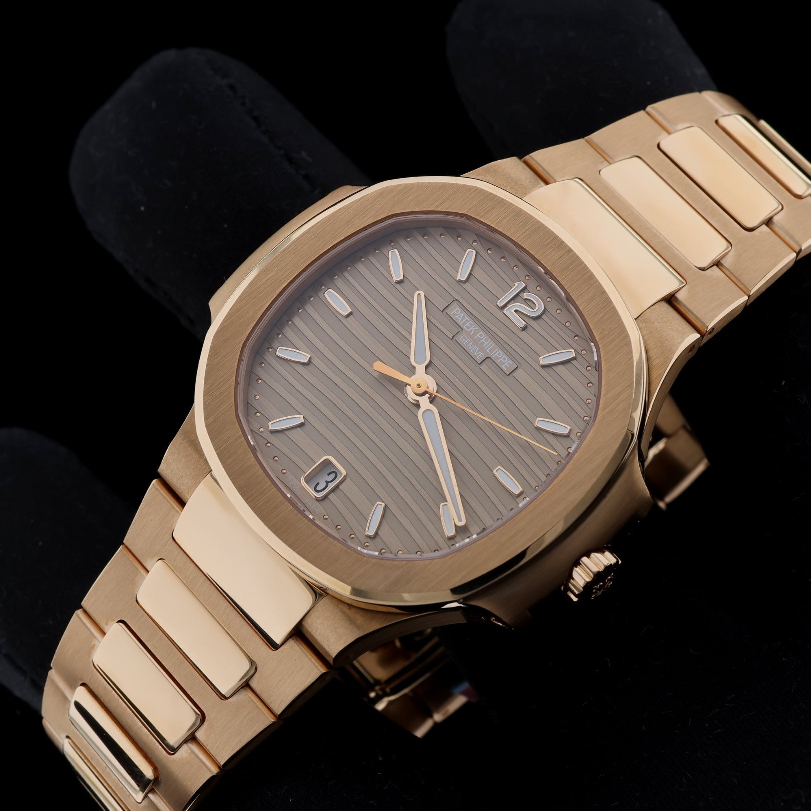 Patek Philippe Nautilus 35.2mm, Rosegold, Ref. 7118/1R - 010, 2022/DE, B+P - LUXUHRIA