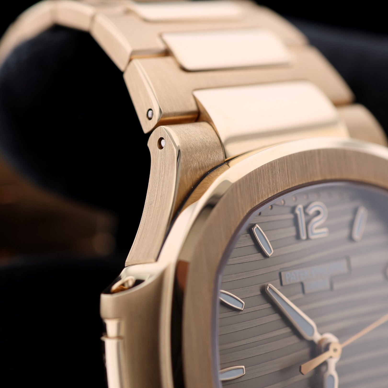 Patek Philippe Nautilus 35.2mm, Rosegold, Ref. 7118/1R - 010, 2022/DE, B+P - LUXUHRIA