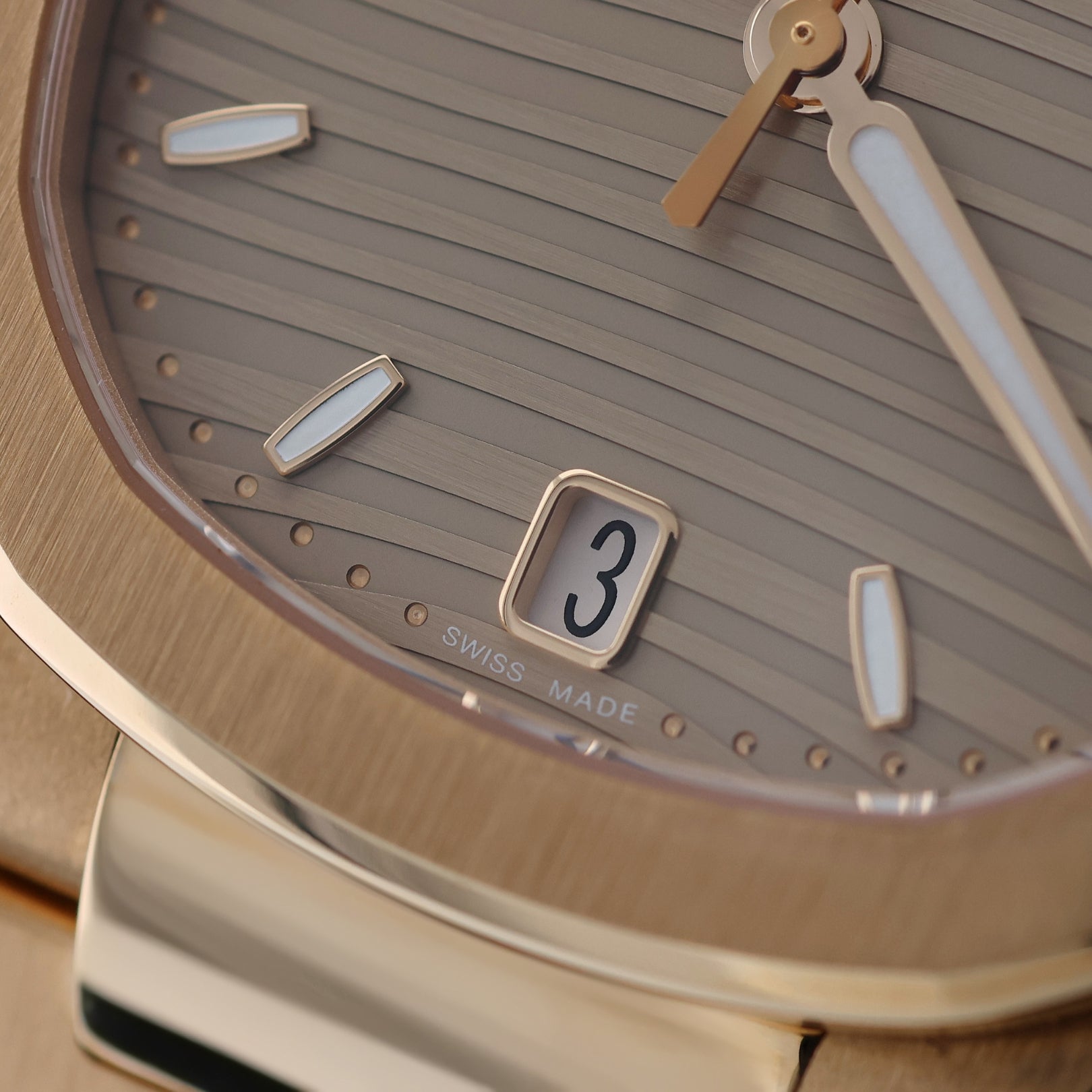 Patek Philippe Nautilus 35.2mm, Rosegold, Ref. 7118/1R - 010, 2022/DE, B+P - LUXUHRIA