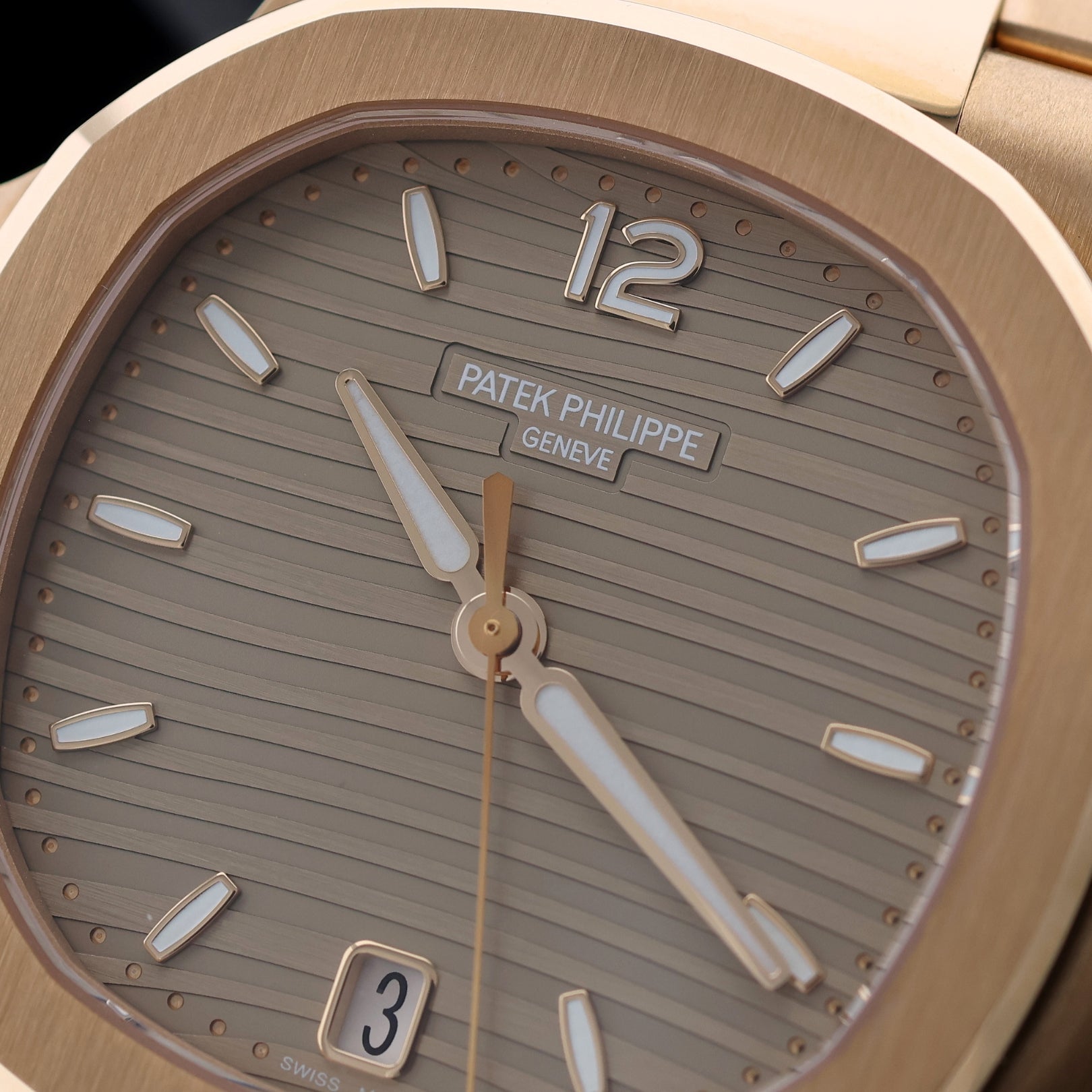 Patek Philippe Nautilus 35.2mm, Rosegold, Ref. 7118/1R - 010, 2022/DE, B+P - LUXUHRIA