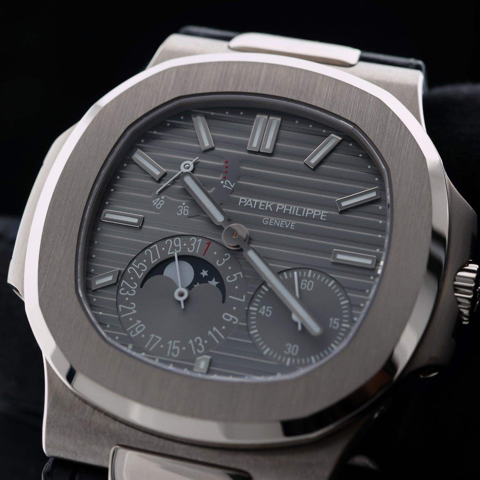Patek Philippe Nautilus, Ref. 5712G - 001, Lederarmband + Kautschuk, 2019/DE, B+P - LUXUHRIA