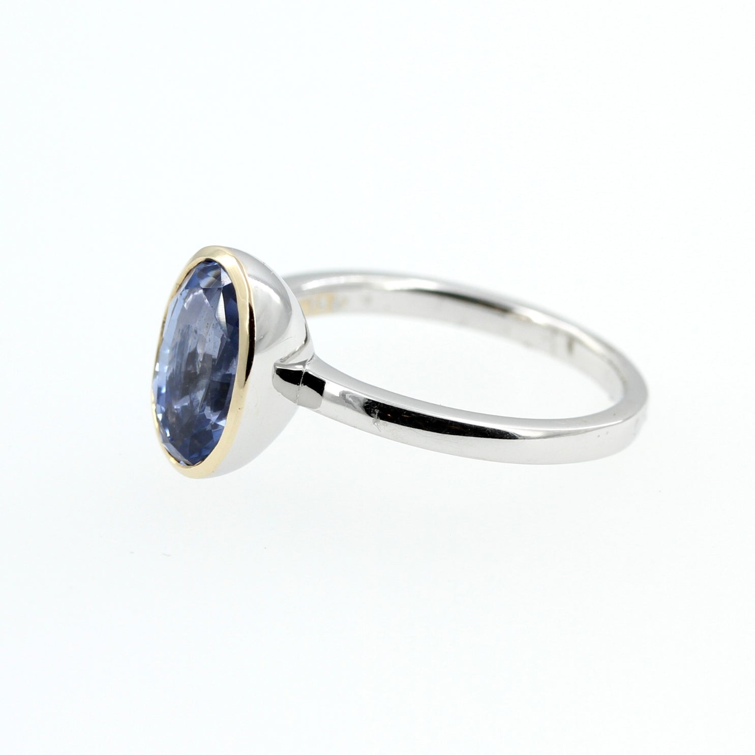 Ring »Saphir Magical Blue« ca.3.39ct in 18ct. Weißgold gefasst IGI-Zert. RG 53 - LUXUHRIA