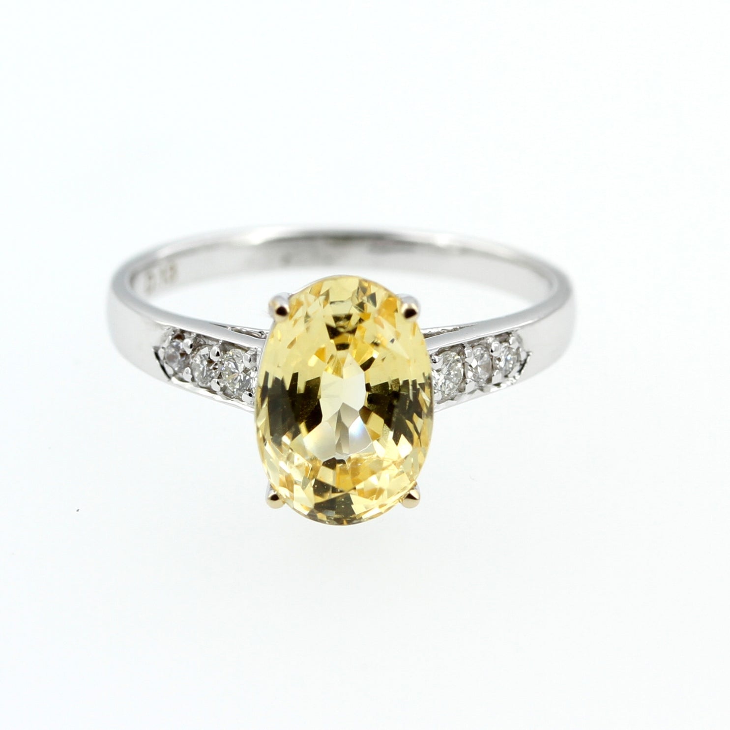Ring »Saphir Yellow« ca.3.68ct in 18ct. Weißgold gefasst mit 0,11ct. Diamantbesatz, IGI-Zert., RG 53 - LUXUHRIA