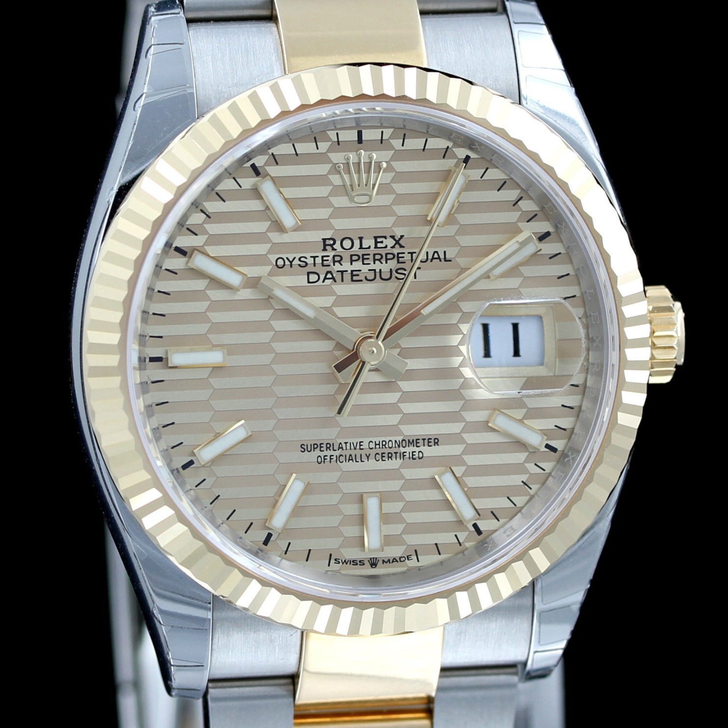 Rolex Datejust 36, Rolesor Gold, golden Riffelmuster, Ref. 126233, 2023, foliert, B+P - LUXUHRIA