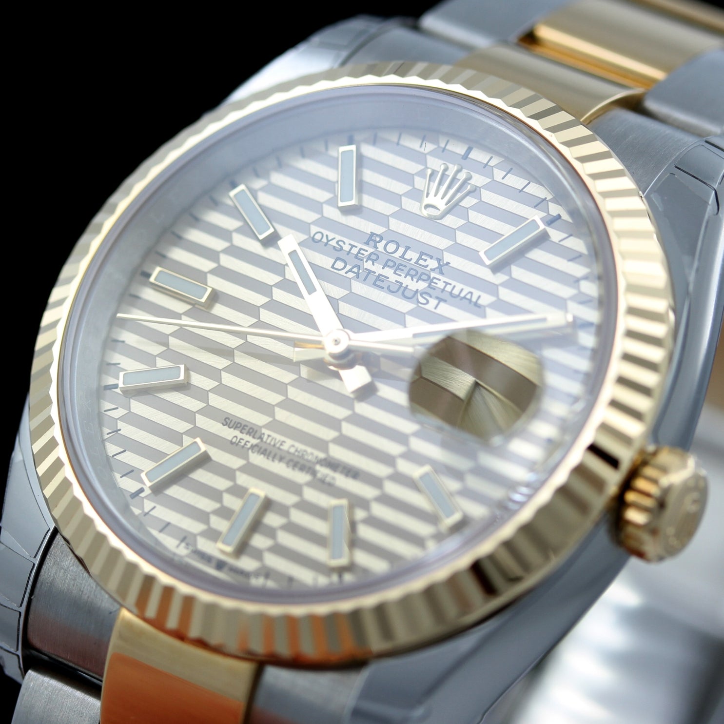 Rolex Datejust 36, Rolesor Gold, golden Riffelmuster, Ref. 126233, 2023, foliert, B+P - LUXUHRIA