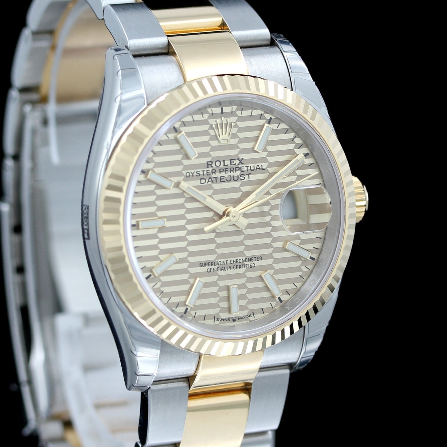 Rolex Datejust 36, Rolesor Gold, golden Riffelmuster, Ref. 126233, 2023, foliert, B+P - LUXUHRIA