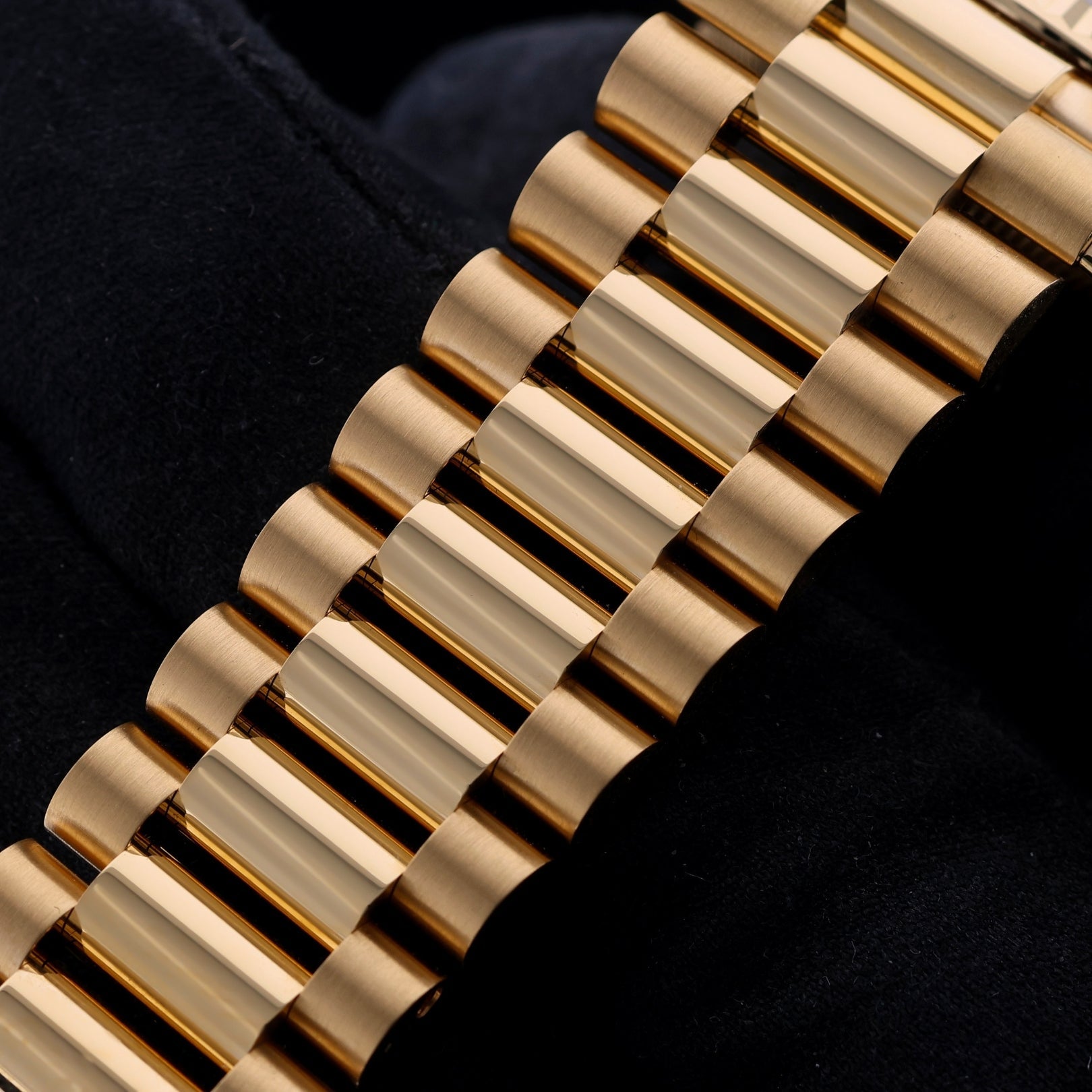 Rolex Day - Date 36, Gelbgold, Ombre Green Dial, Ref. 128238, 2025, B+P - LUXUHRIA