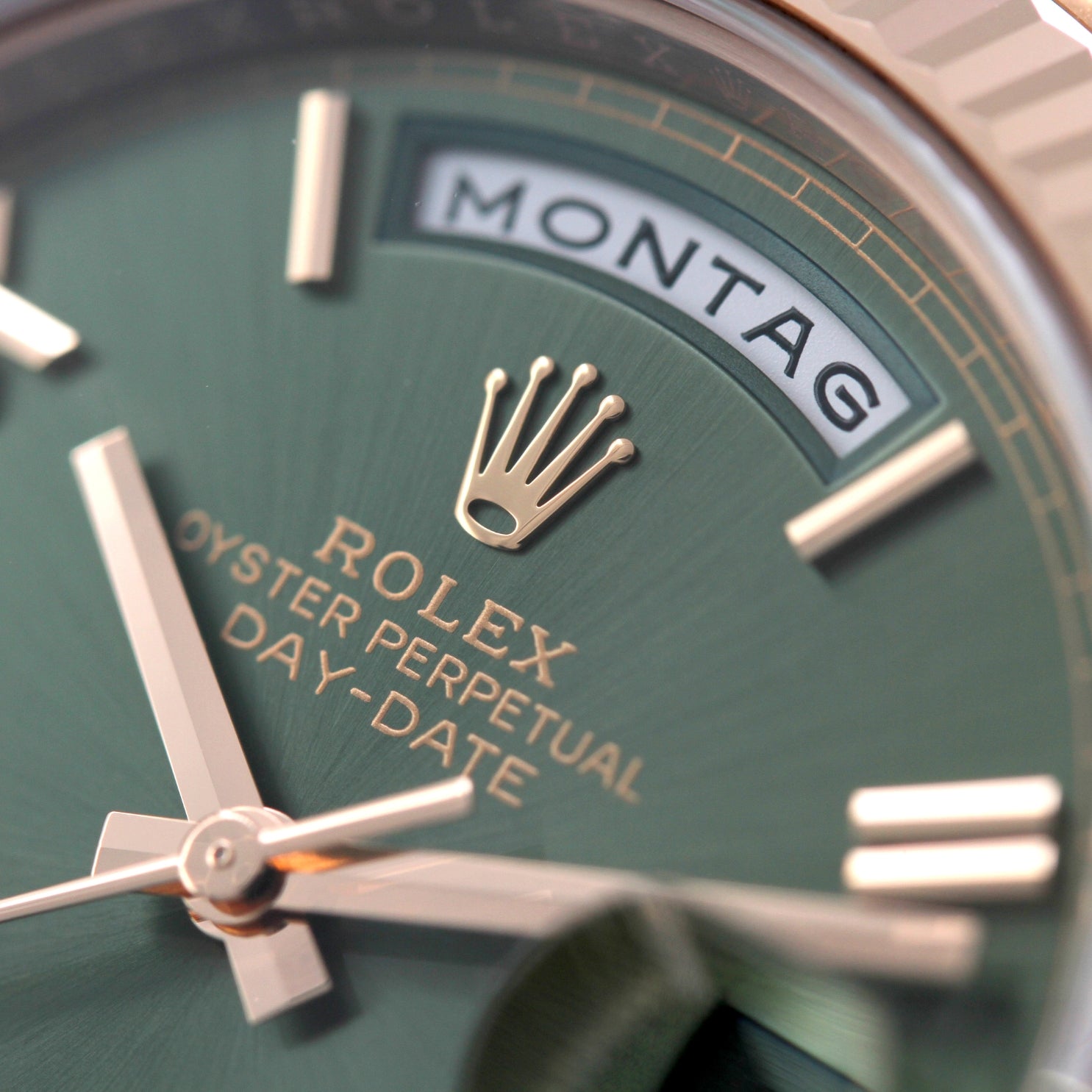 Rolex Day - Date 40, Everose Gold, Olive Green Dial, Rolex - Service 06 - 2024, Ref. 228235, B+P - LUXUHRIA