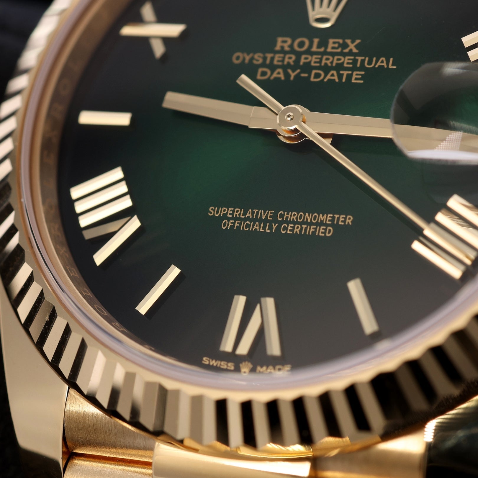 Rolex Day - Date 40, Ombre Green Dial, Gelbgold, Ref. 228238, 11 - 2024, B+P - LUXUHRIA