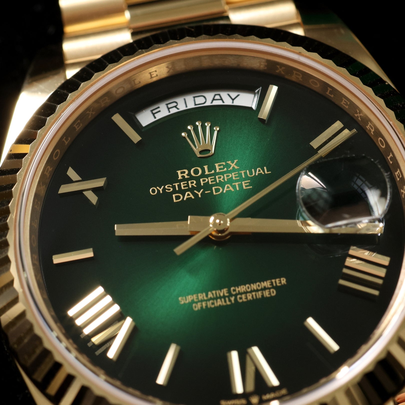 Rolex Day - Date 40, Ombre Green Dial, Gelbgold, Ref. 228238, 11 - 2024, B+P - LUXUHRIA