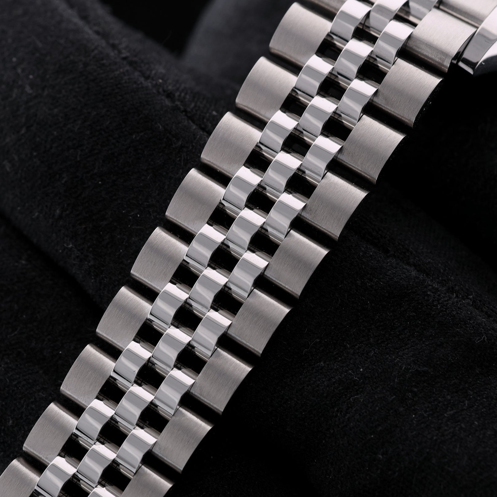 Rolex Lady Datejust 28, Silver Dial, Jubilee, Ref. 279174, 12 - 2024, B+P - LUXUHRIA