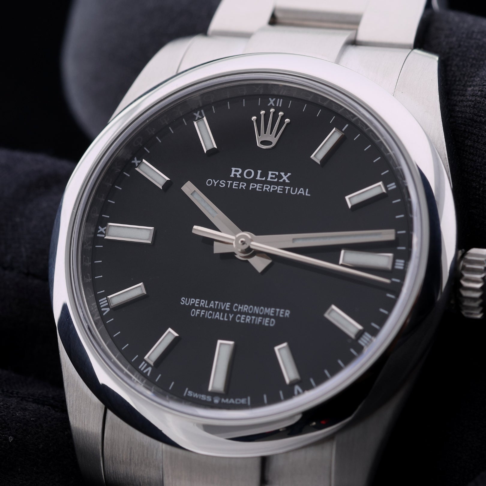 Rolex Oyster Perpetual 34, Black Dial, Oyster, Ref. 124200, 2024, B+P - LUXUHRIA
