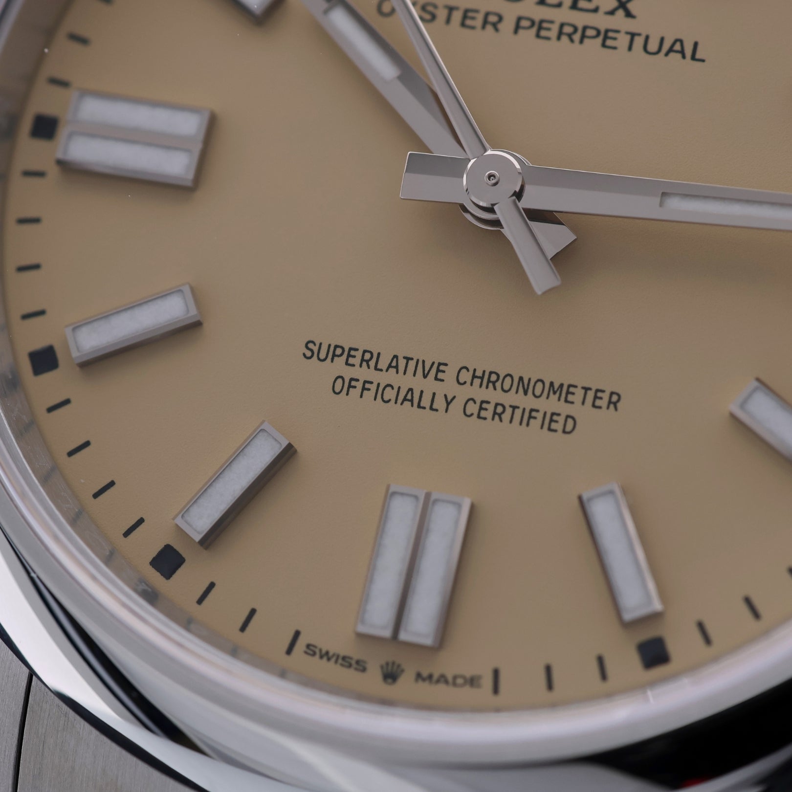 Rolex Oyster Perpetual 41, Beige Dial, ungetragen, Ref. 134300, 2025, B+P - LUXUHRIA