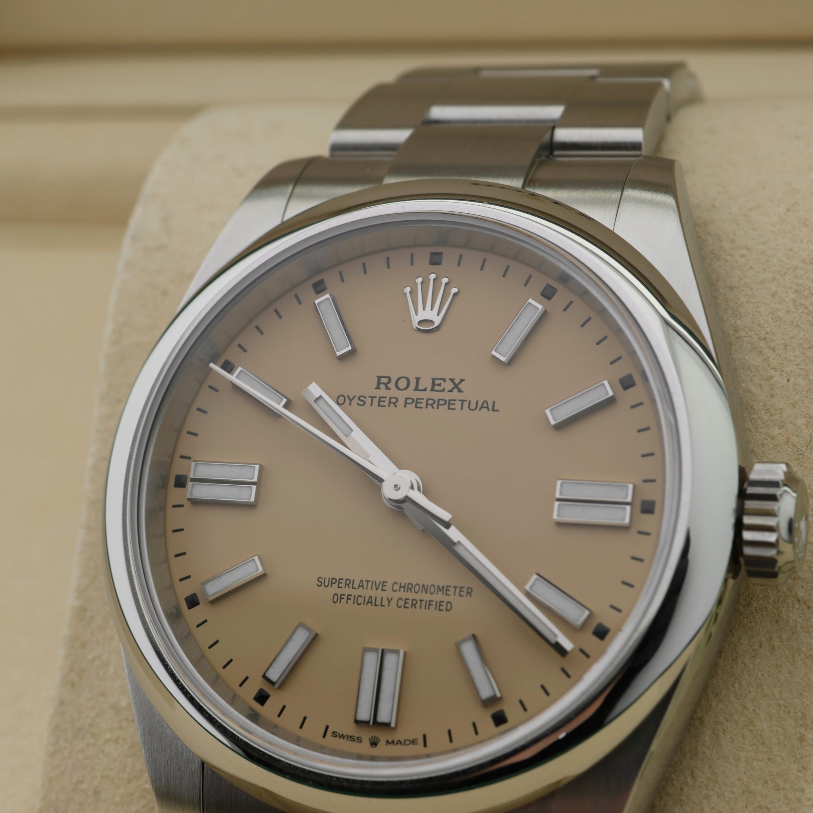 Rolex Oyster Perpetual 41, Beige Dial, ungetragen, Ref. 134300, 2025, B+P - LUXUHRIA