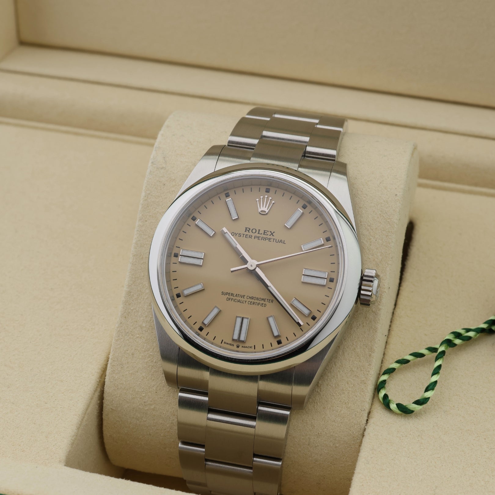 Rolex Oyster Perpetual 41, Beige Dial, ungetragen, Ref. 134300, 2025, B+P - LUXUHRIA