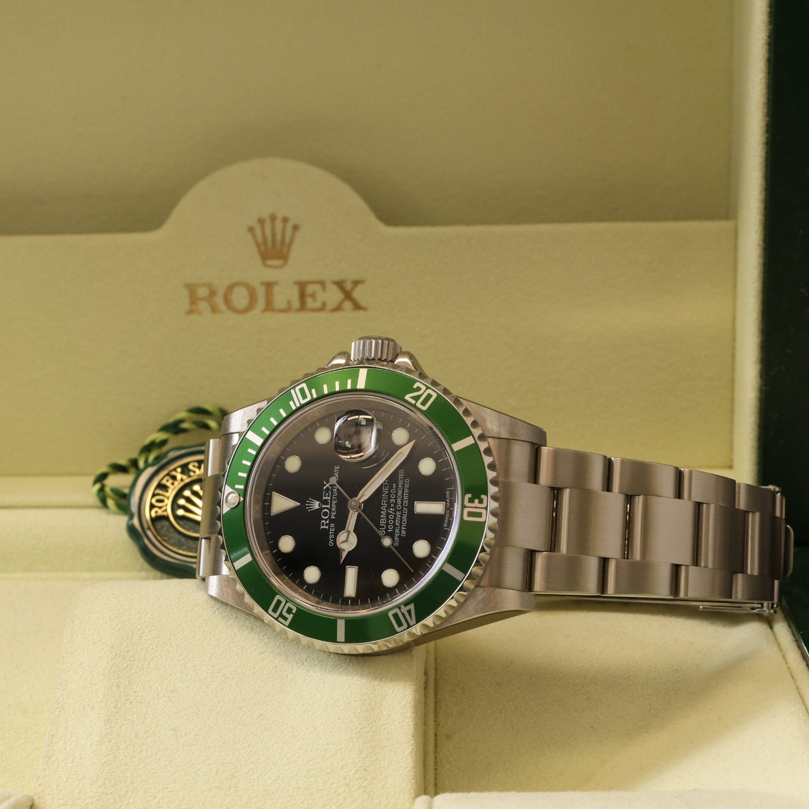 Rolex Submariner Date, "Kermit", Full-Sticker, Ref. 16610LV, 12-2010, B+P - LUXUHRIA