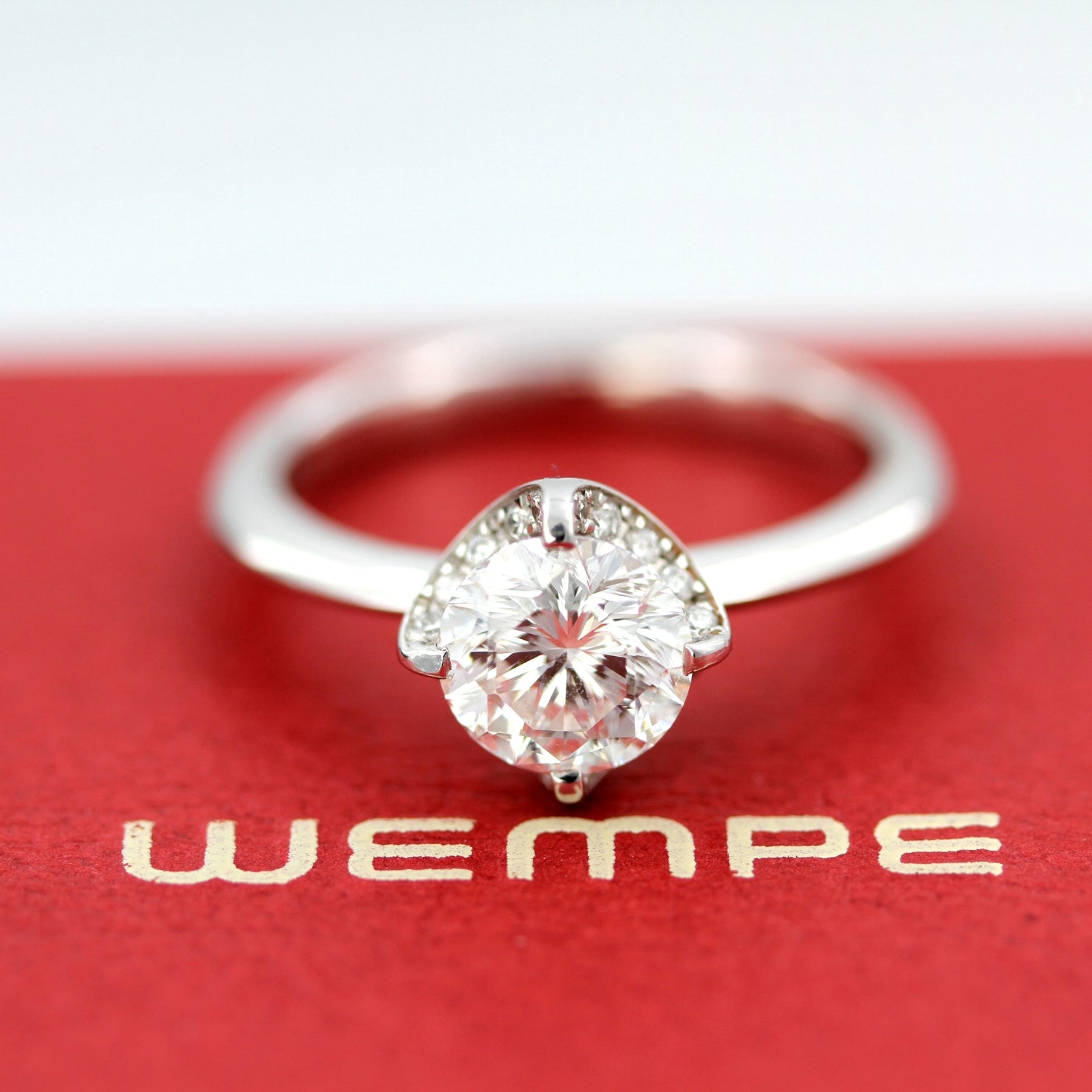 Wempe BY KIM, Ring Splendora, 18kt Weißgold, 1 Diamant WEMPE Cut 1.50ct, 20 Brillanten 0.15ct - LUXUHRIA