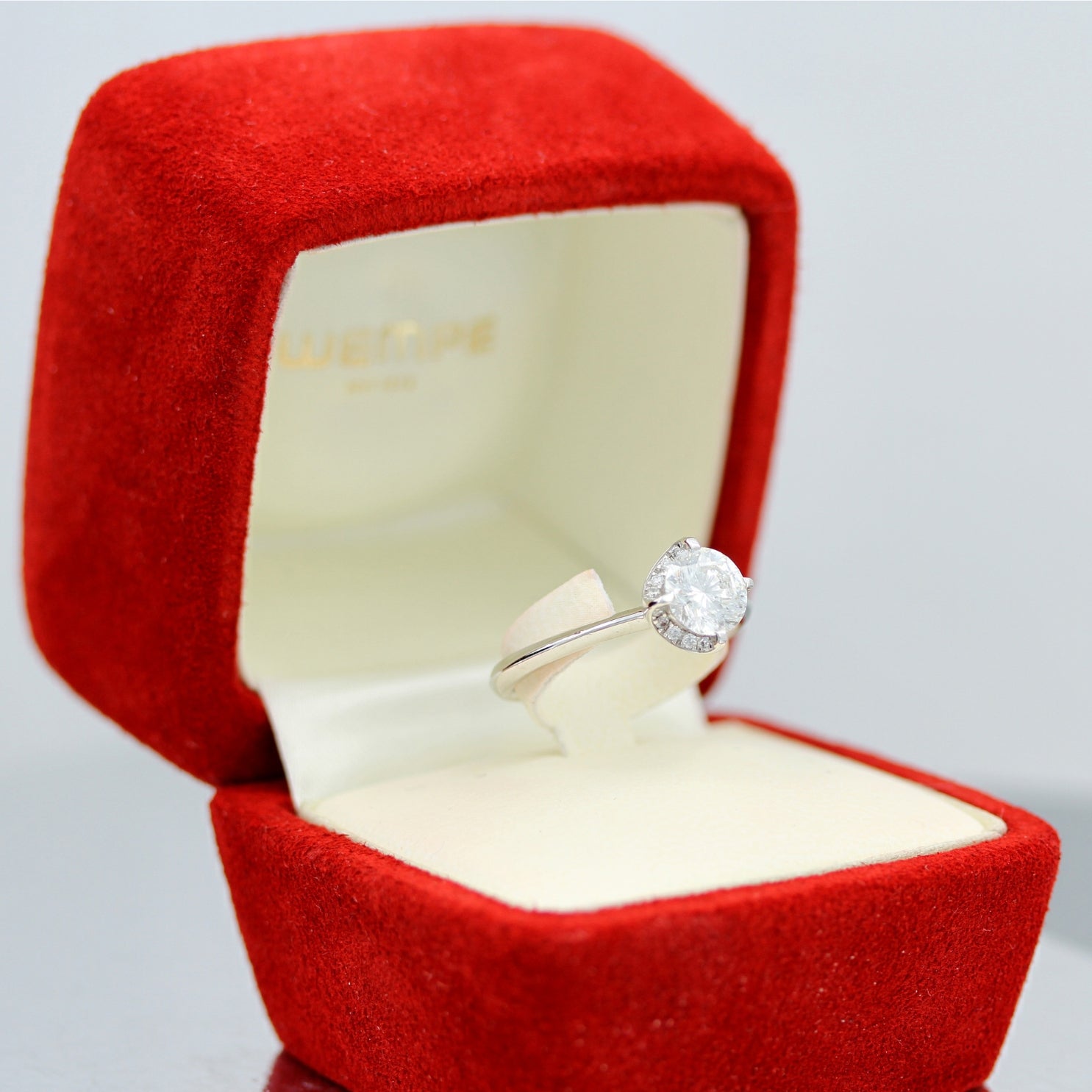 Wempe BY KIM, Ring Splendora, 18kt Weißgold, 1 Diamant WEMPE Cut 1.50ct, 20 Brillanten 0.15ct - LUXUHRIA